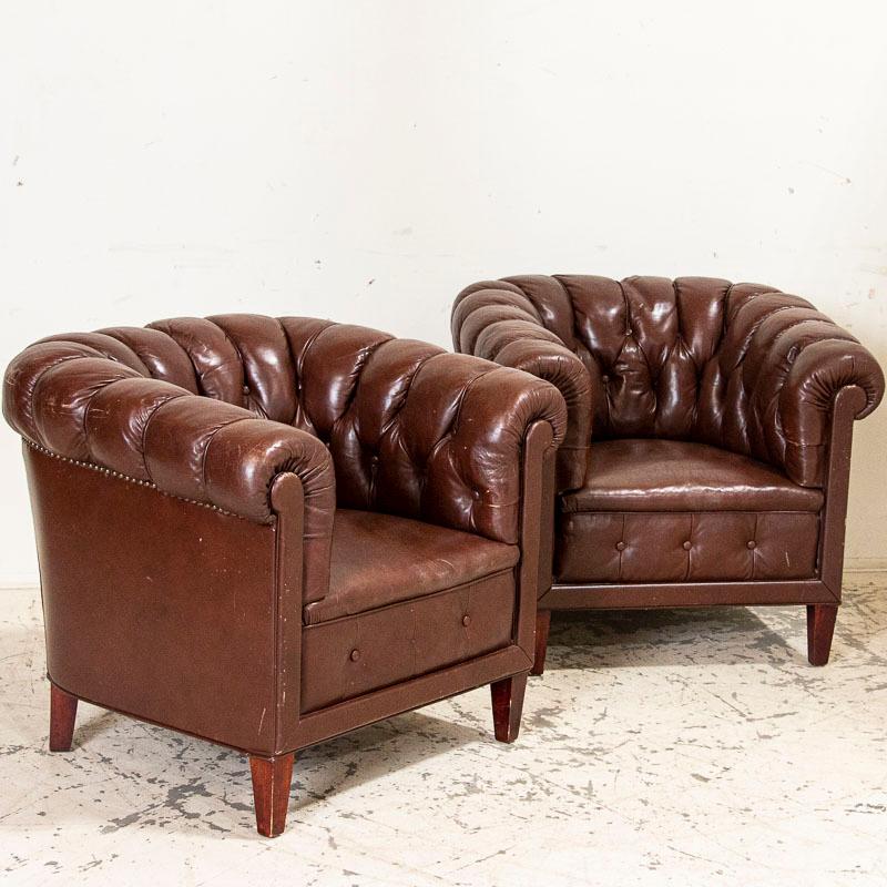 English Antique Set of Brown Vintage Leather Chesterfield Sofa and Pair of Club Chairs