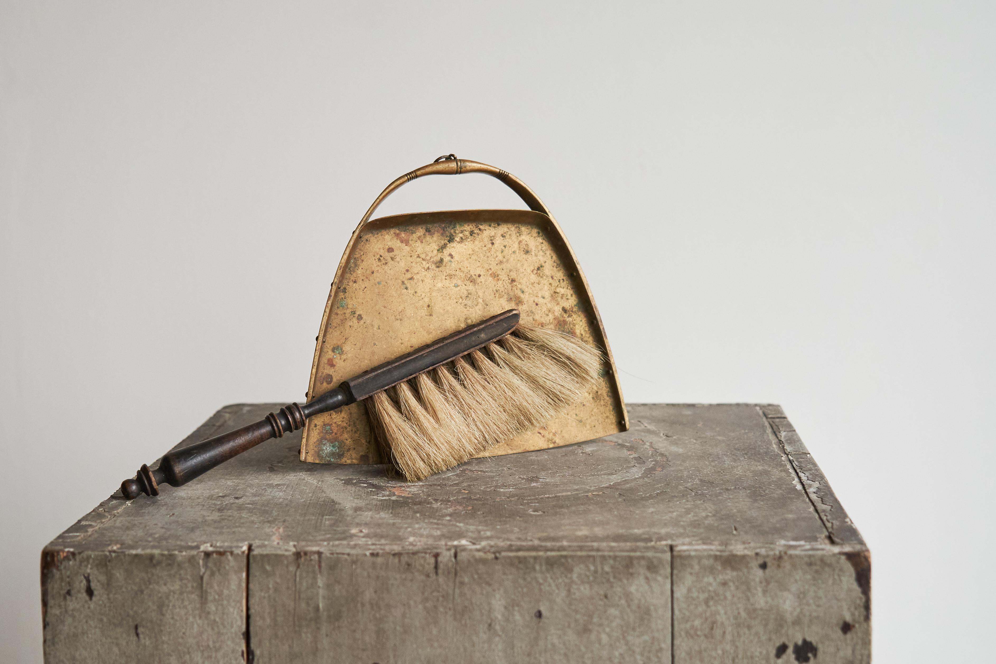 Pelle et brosse anciennes en laiton patiné et Wood Wood 19ème siècle

Très bel ensemble décoratif composé d'une pelle et d'une brosse de la fin du 19e siècle.

Très détaillée et élégante - la pelle à poussière en laiton massif présente une belle