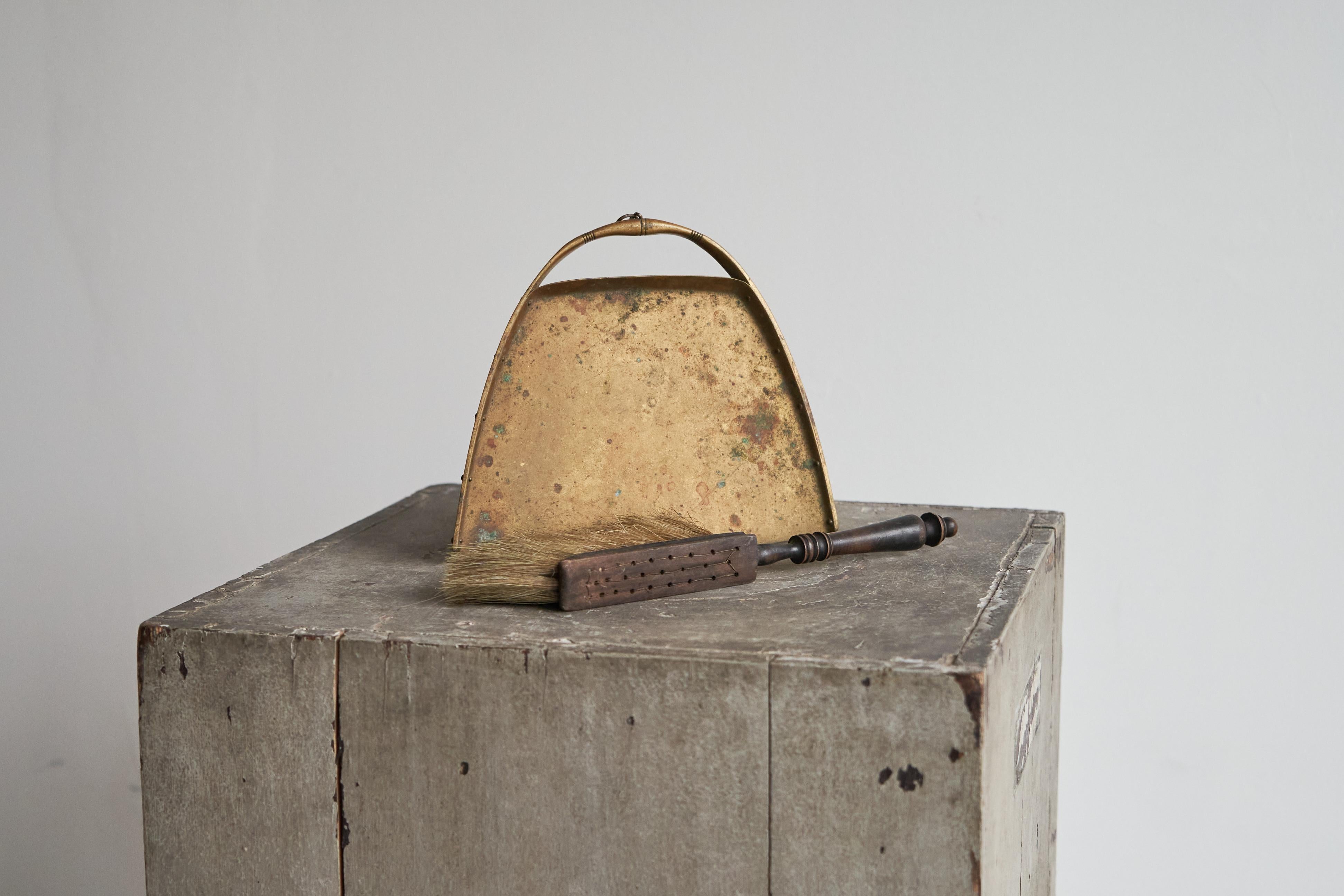 Européen Pelle et brosse anciennes en laiton patiné et Wood Wood 19ème siècle en vente