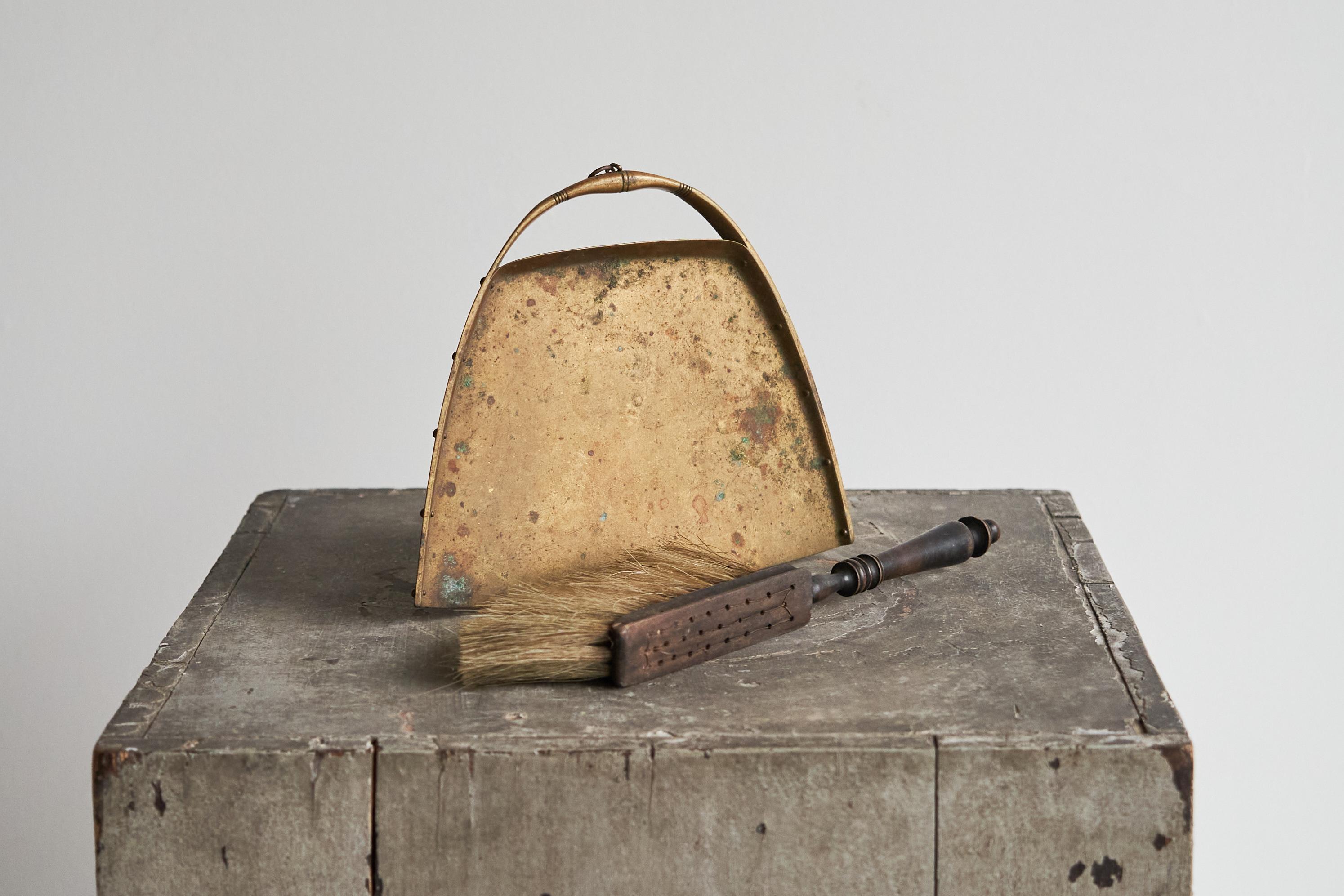 Fait main Pelle et brosse anciennes en laiton patiné et Wood Wood 19ème siècle en vente