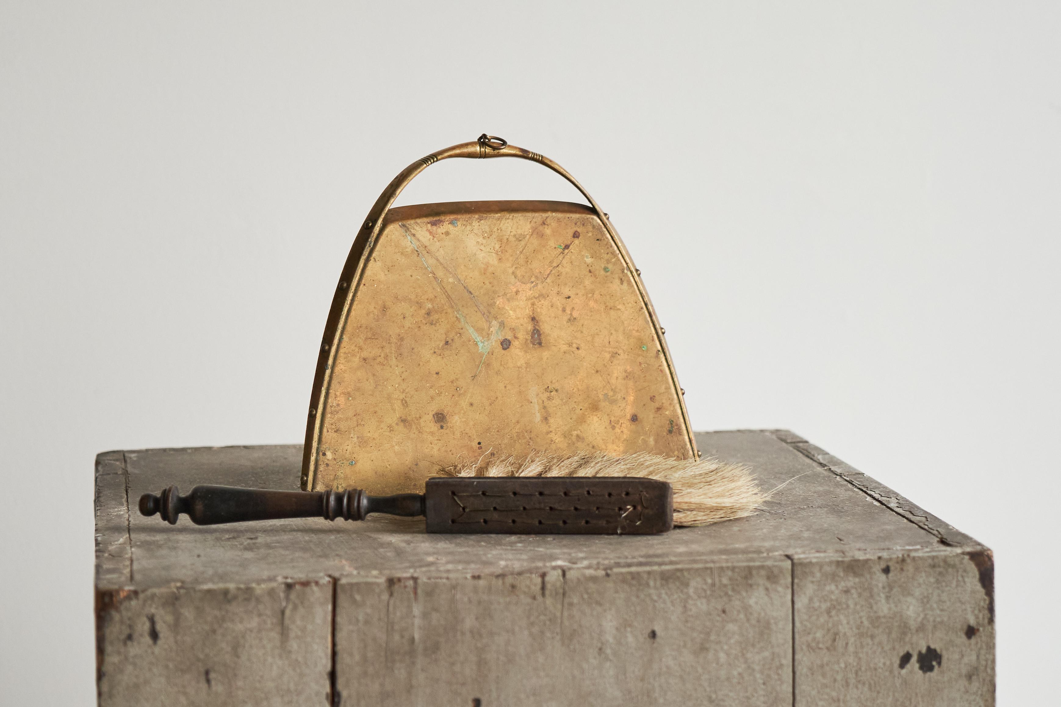 Pelle et brosse anciennes en laiton patiné et Wood Wood 19ème siècle Bon état - En vente à Meer, VAN