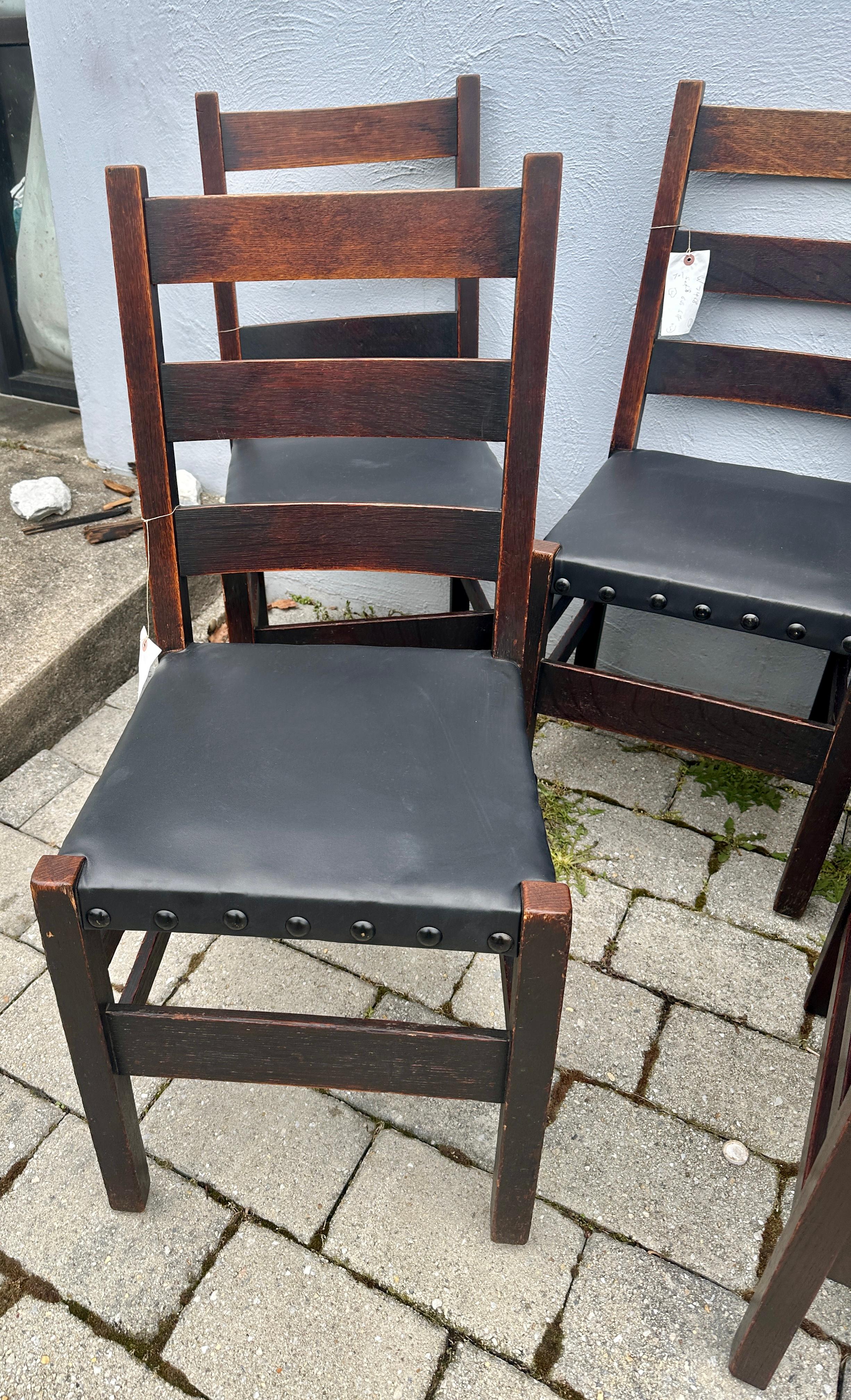 Conjunto Antiguo de Ocho (8) Sillas de Comedor Gustav Stickley - W7468  DEBE VENDER en venta 3