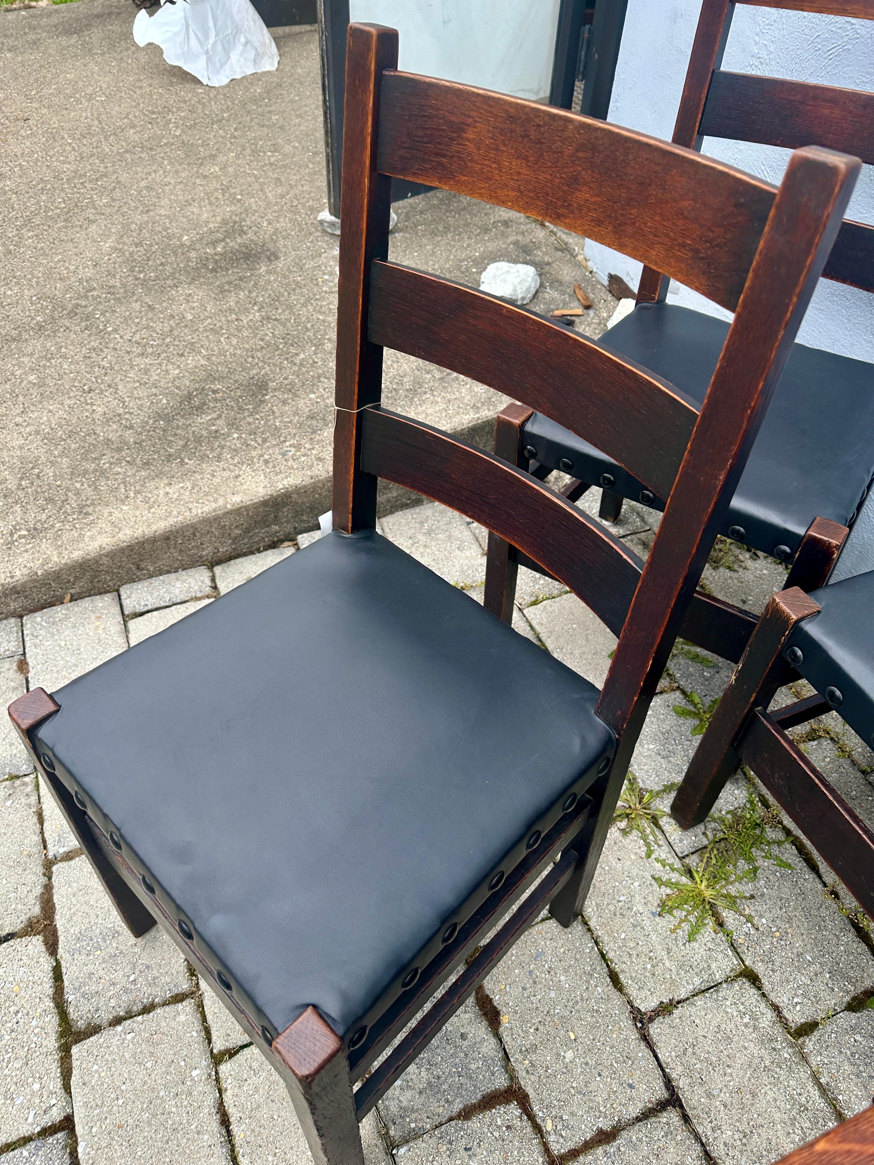 Conjunto Antiguo de Ocho (8) Sillas de Comedor Gustav Stickley - W7468  DEBE VENDER en venta 8