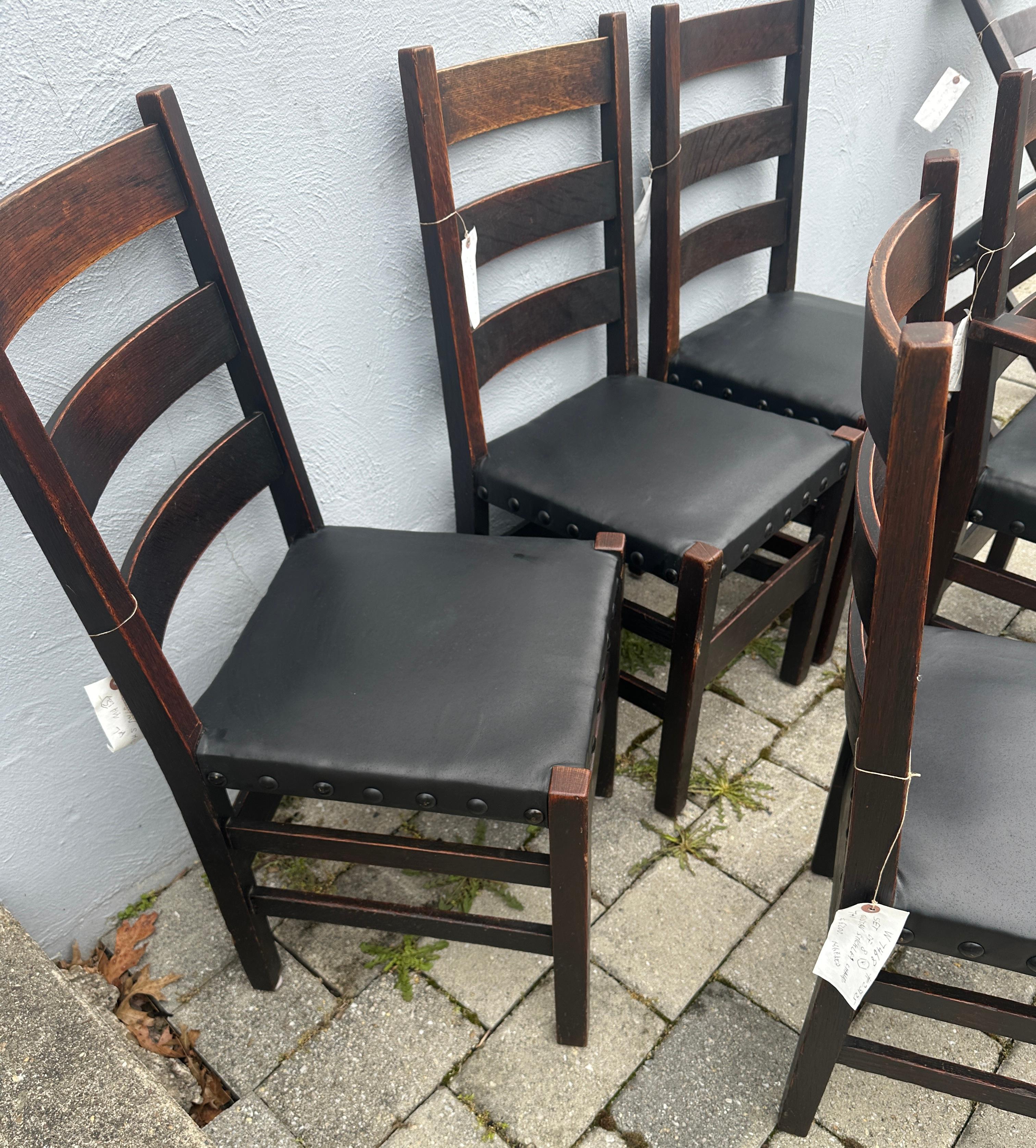 Conjunto Antiguo de Ocho (8) Sillas de Comedor Gustav Stickley - W7468  DEBE VENDER en venta 9