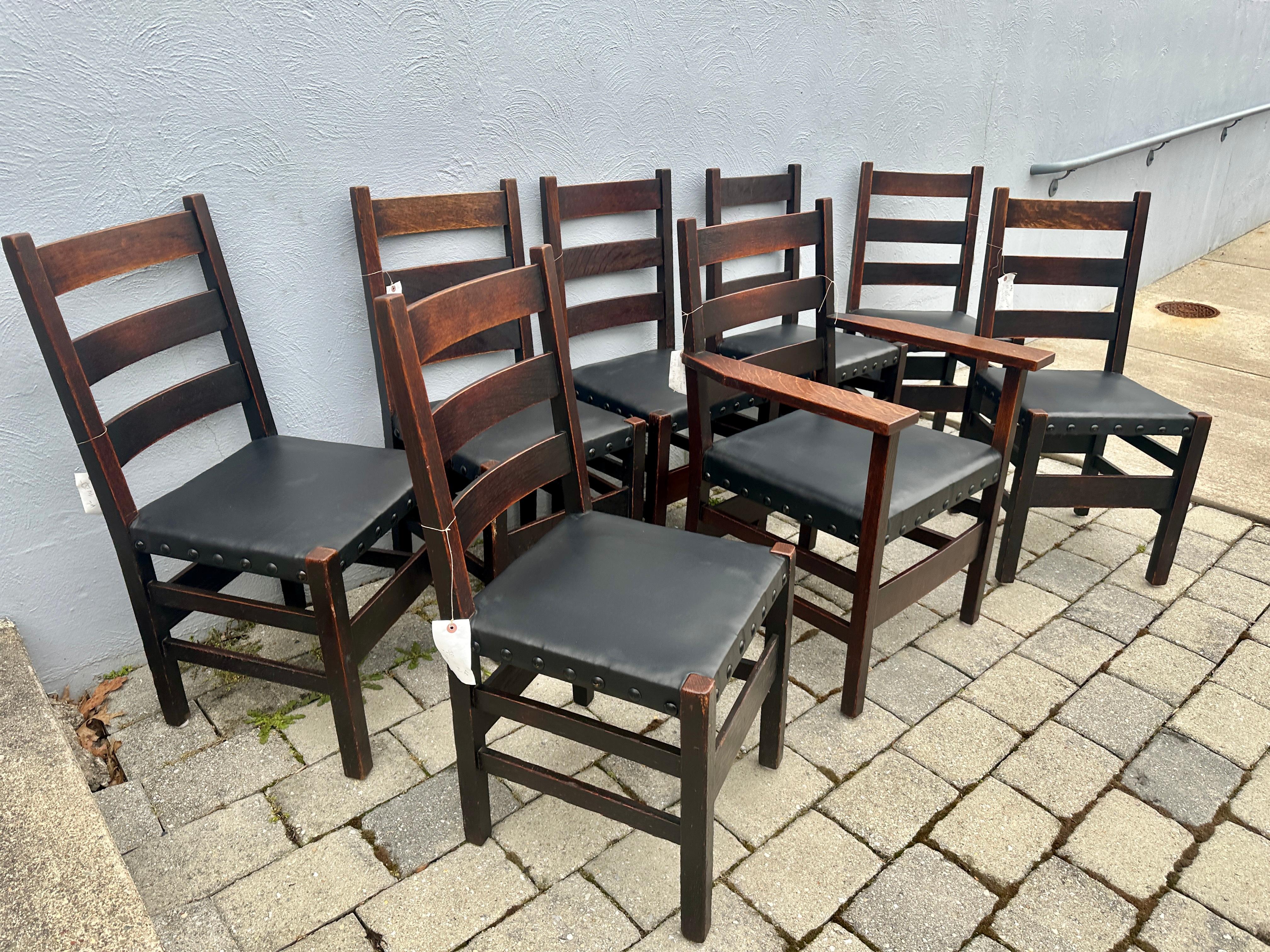 Se trata de un conjunto de ocho (8) sillas de comedor Gustav Stickley de principios del siglo XX en muy buen estado. Llevan la pegatina roja original de Gustav Stickley, como se muestra en la foto.  Todas las sillas vienen con asientos nuevos de