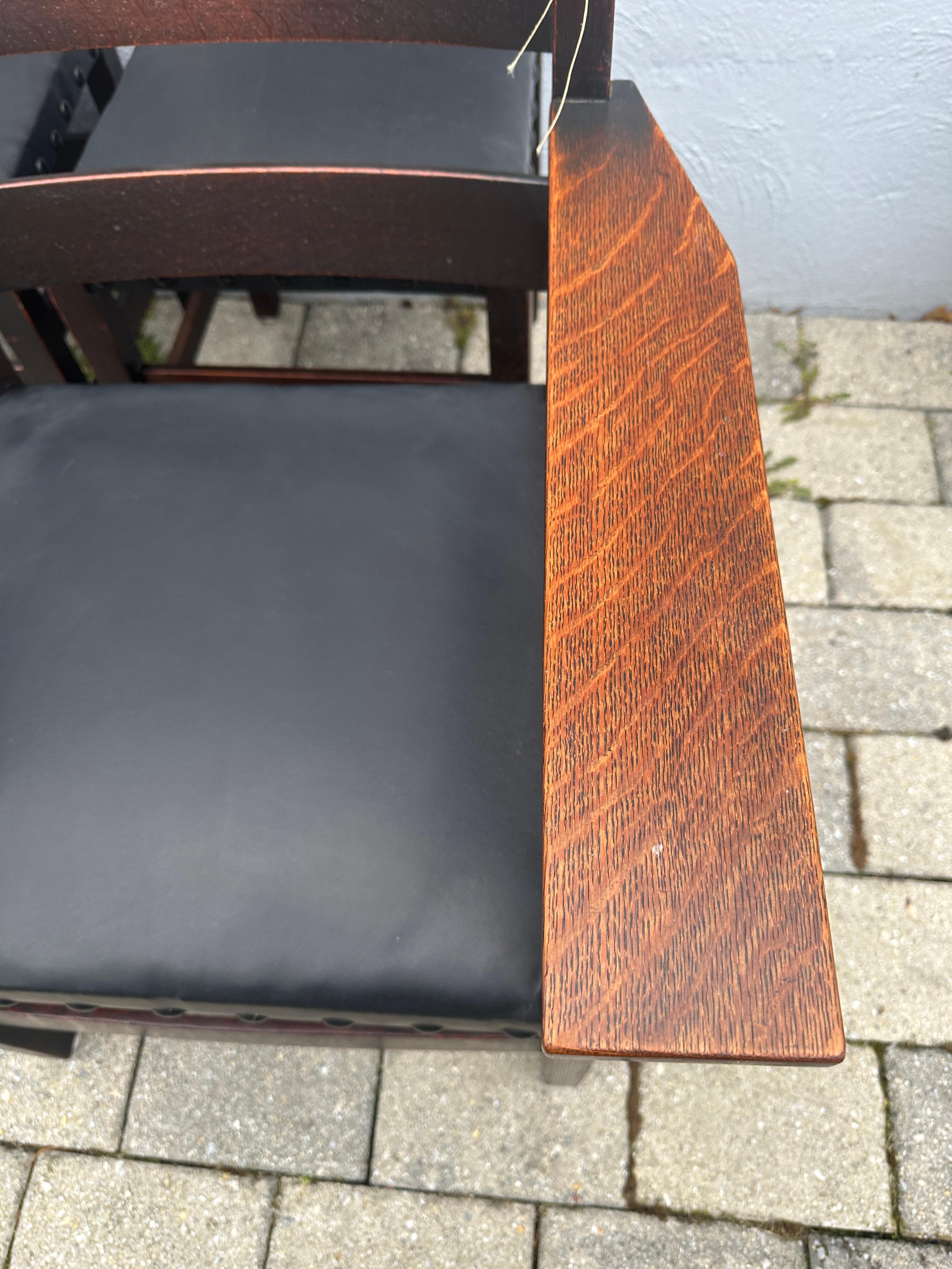 Conjunto Antiguo de Ocho (8) Sillas de Comedor Gustav Stickley - W7468  DEBE VENDER en Bueno estado para la venta en Shamokin Dam, PA
