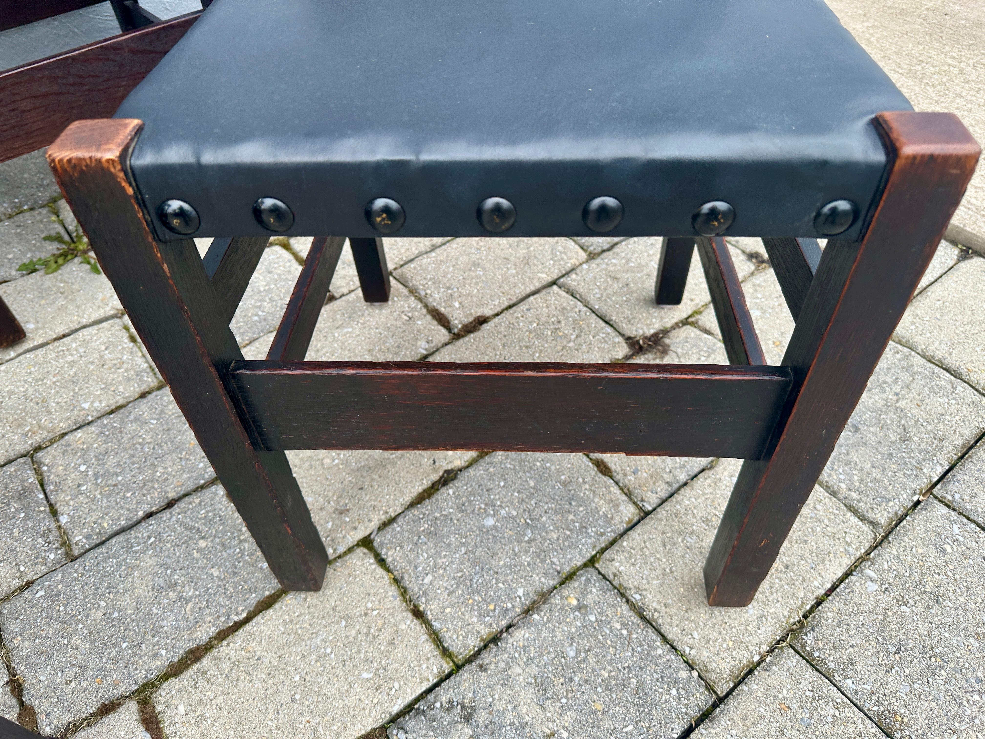 Conjunto Antiguo de Ocho (8) Sillas de Comedor Gustav Stickley - W7468  DEBE VENDER siglo XX en venta