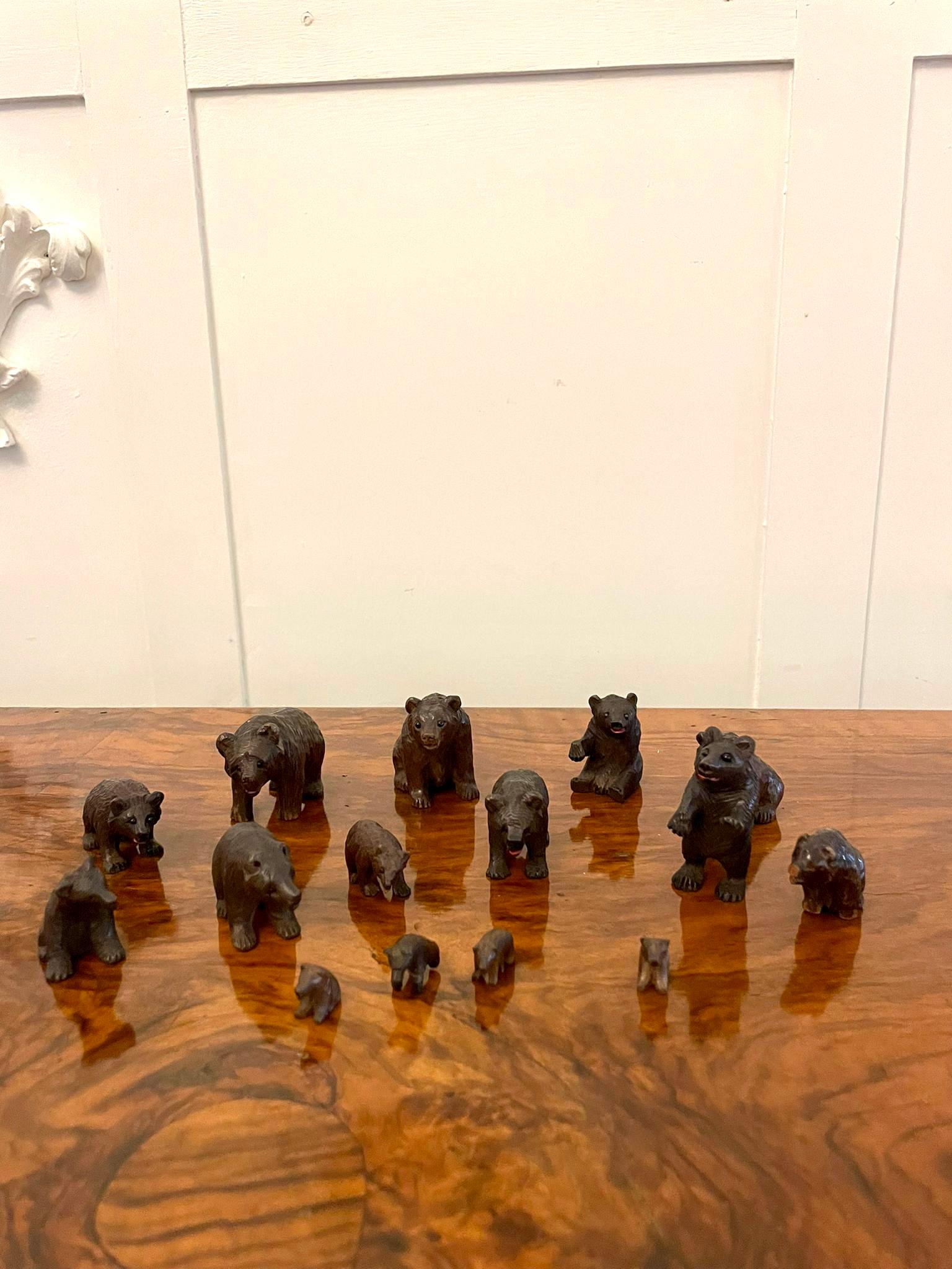 Antiker Satz von fünfzehn geschnitzten Miniatur-Schwarzwaldbären aus dem 19. Jahrhundert, einige stehend, einige sitzend, einige mit originalen Glasaugen und in fabelhaftem Originalzustand.
 
Eine Collection'S mit Charme und prächtiger