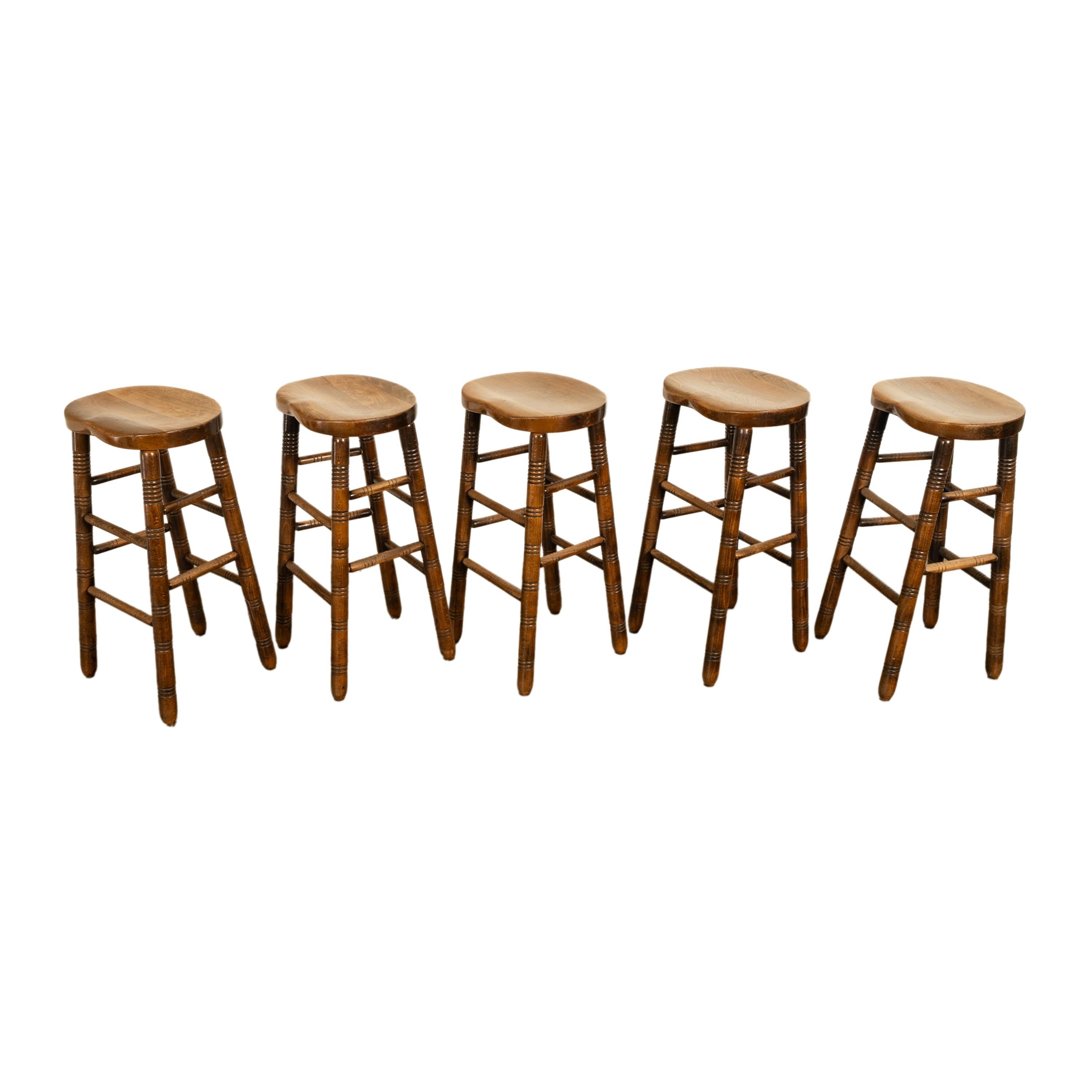 Antike Satz von fünf antiken Arts & Crafts gedreht Ulme Bar Sattel Sitz Hocker 1900 im Angebot 4