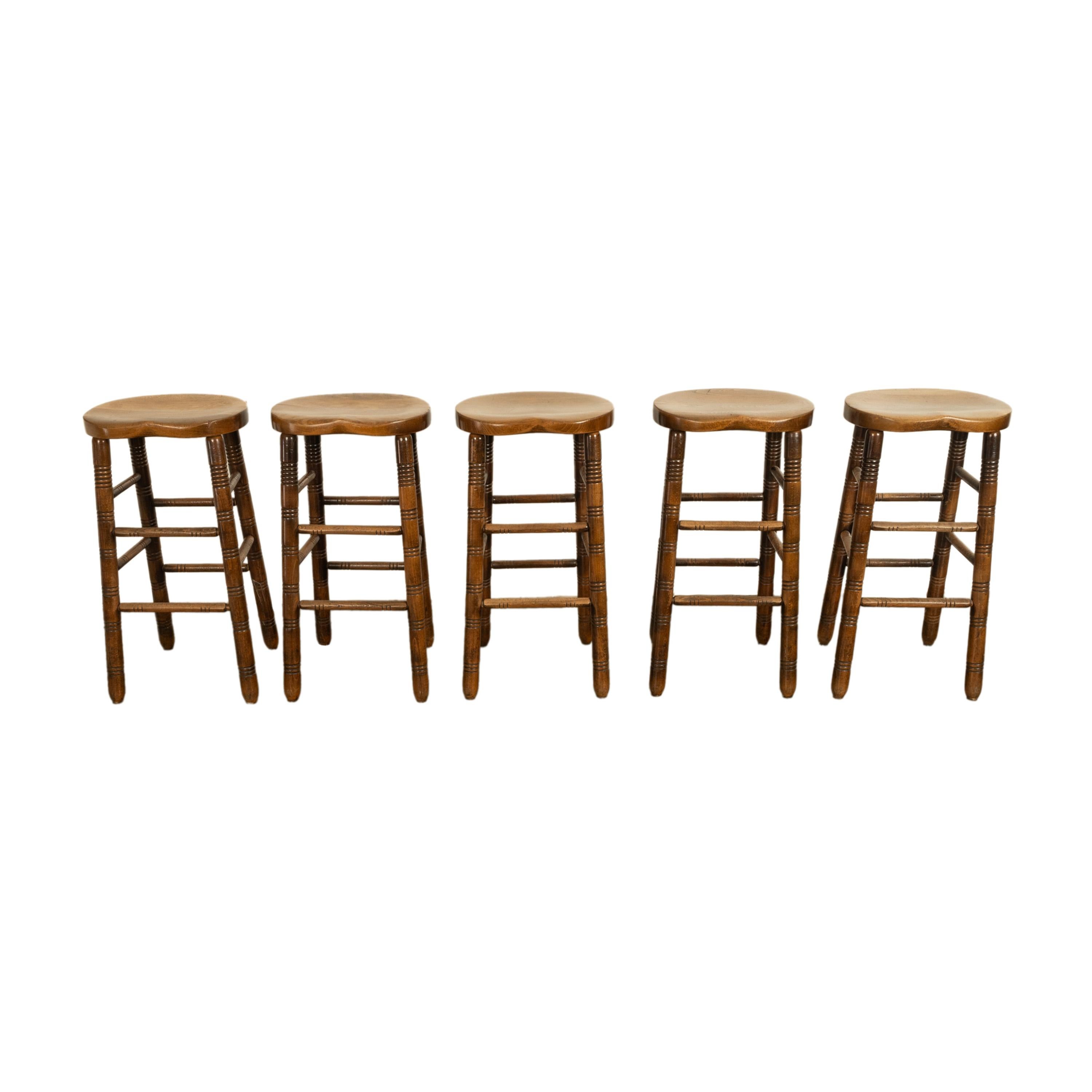Antike Satz von fünf antiken Arts & Crafts gedreht Ulme Bar Sattel Sitz Hocker 1900 (Englisch) im Angebot