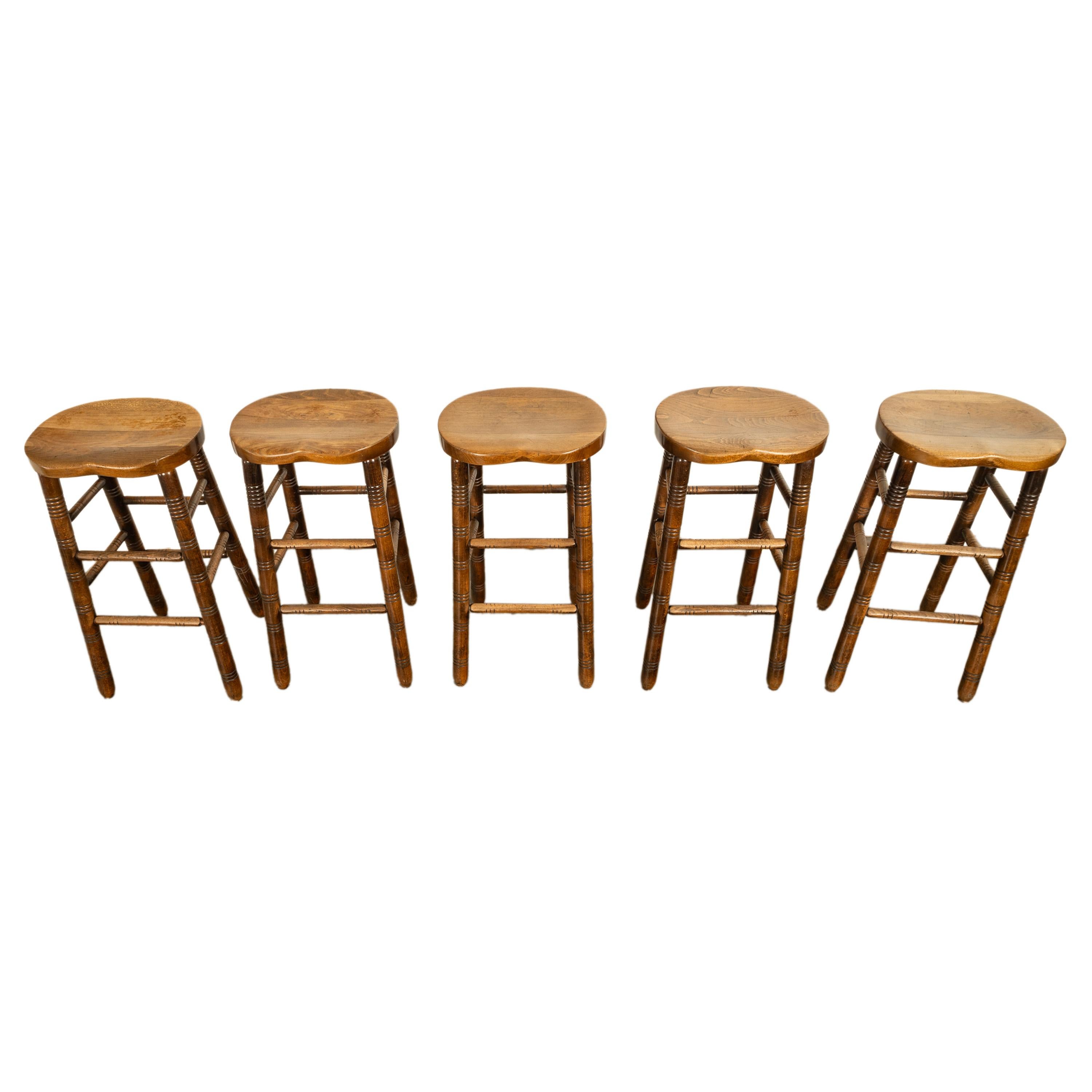Antike Satz von fünf antiken Arts & Crafts gedreht Ulme Bar Sattel Sitz Hocker 1900 (Gedrechselt) im Angebot