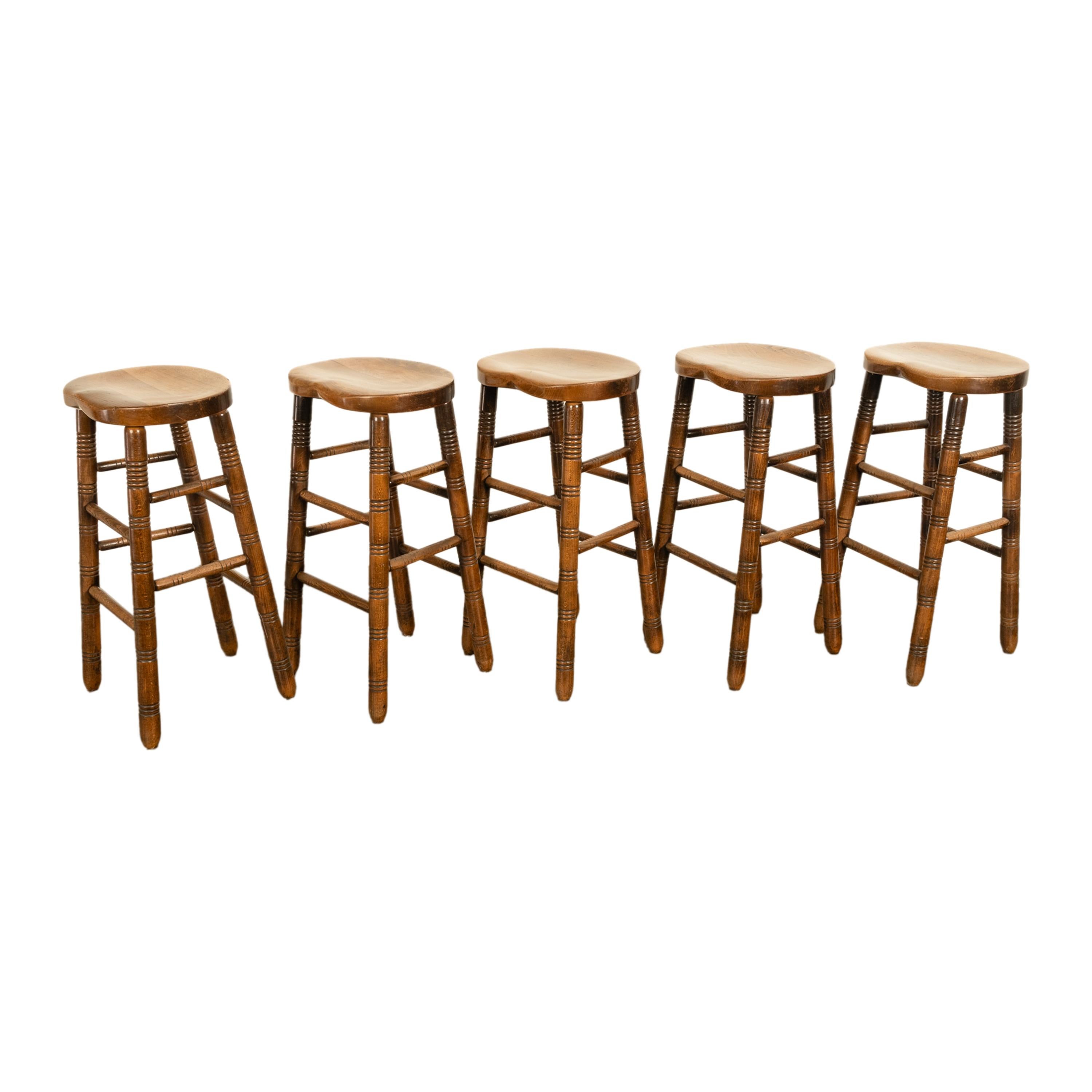 Antike Satz von fünf antiken Arts & Crafts gedreht Ulme Bar Sattel Sitz Hocker 1900 im Zustand „Gut“ im Angebot in Portland, OR