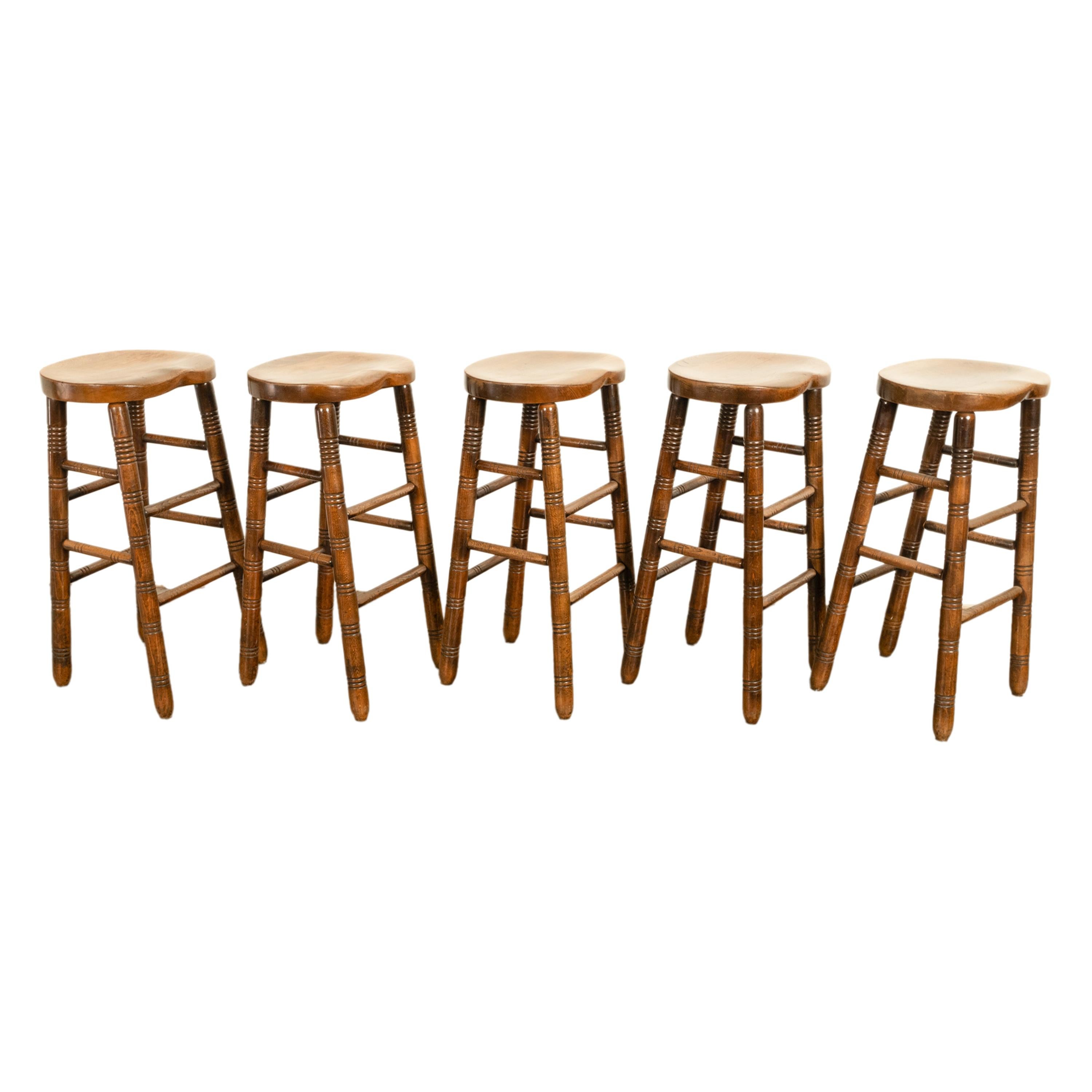 Antike Satz von fünf antiken Arts & Crafts gedreht Ulme Bar Sattel Sitz Hocker 1900 (Frühes 20. Jahrhundert) im Angebot