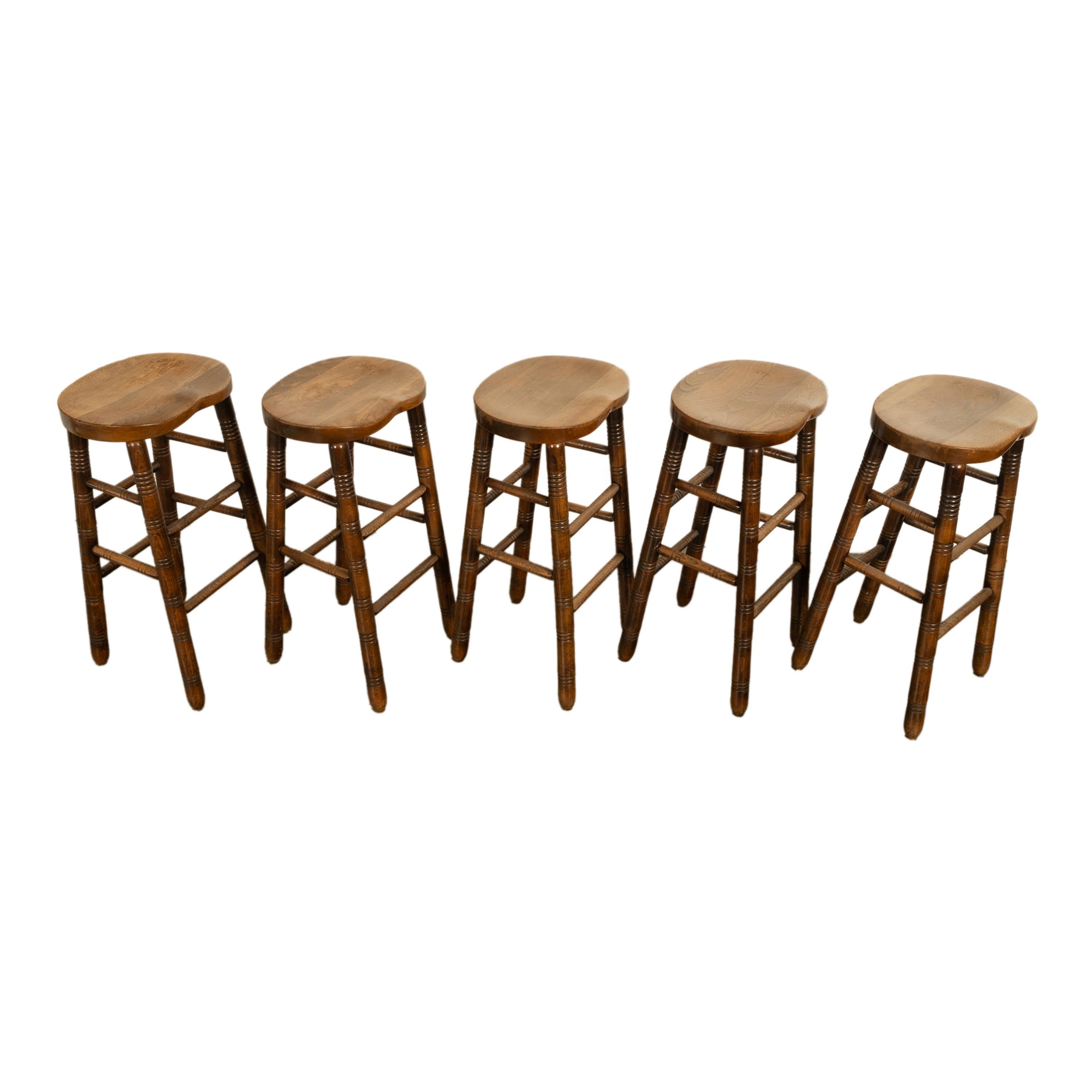 Antike Satz von fünf antiken Arts & Crafts gedreht Ulme Bar Sattel Sitz Hocker 1900 (Ulmenholz) im Angebot