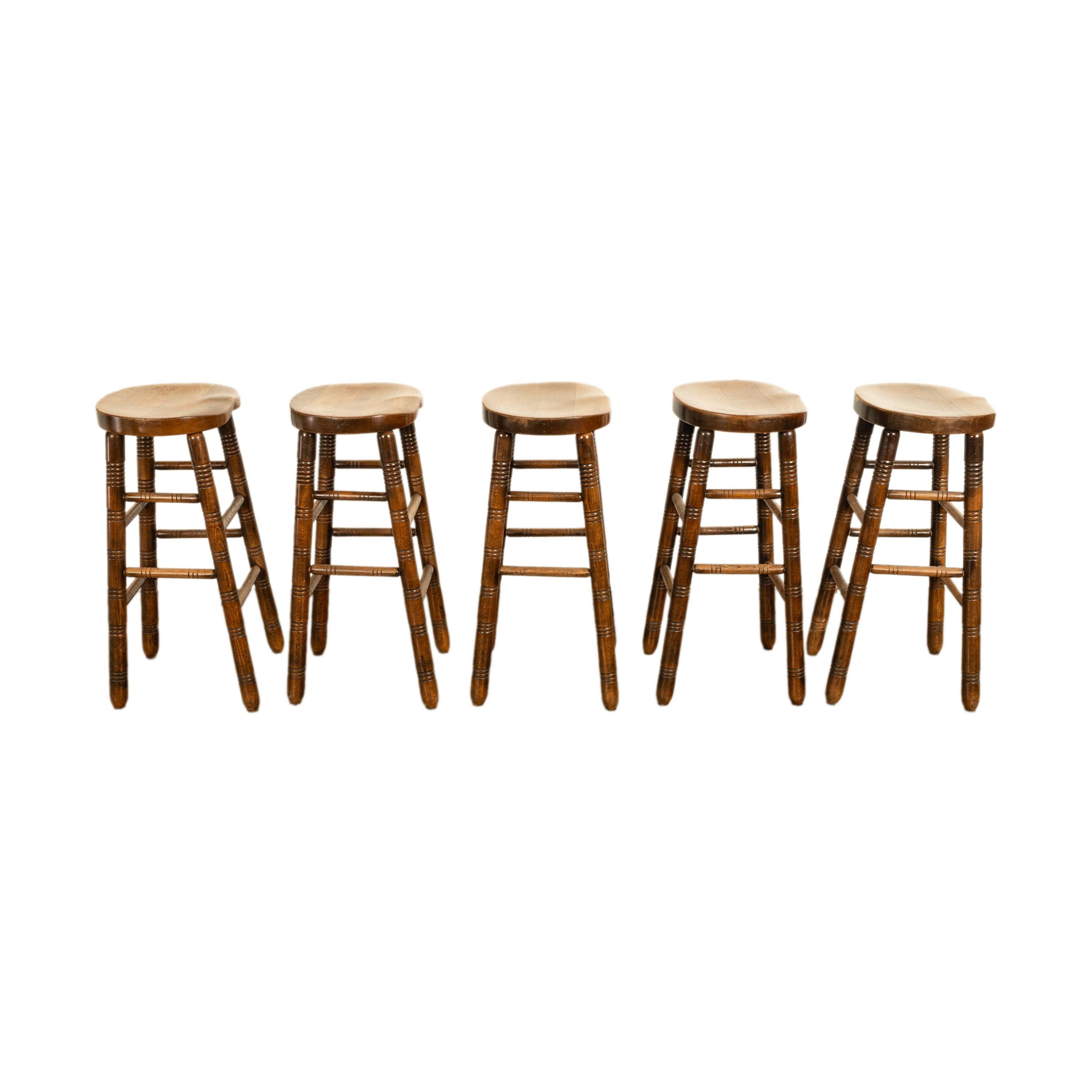 Antike Satz von fünf antiken Arts & Crafts gedreht Ulme Bar Sattel Sitz Hocker 1900 im Angebot 1