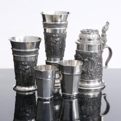 Antico set di cinque tazze decorate in peltro tedesco Defregger Beer Stein