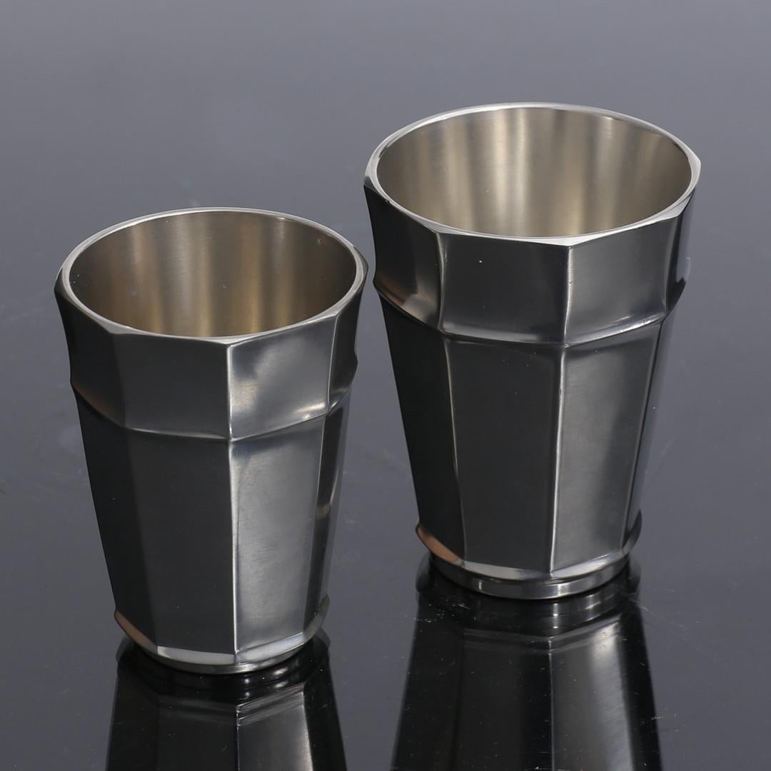 Juego antiguo de cinco tazas decorativas de estaño alemán Defregger Beer Stein Renacimiento rococó en venta