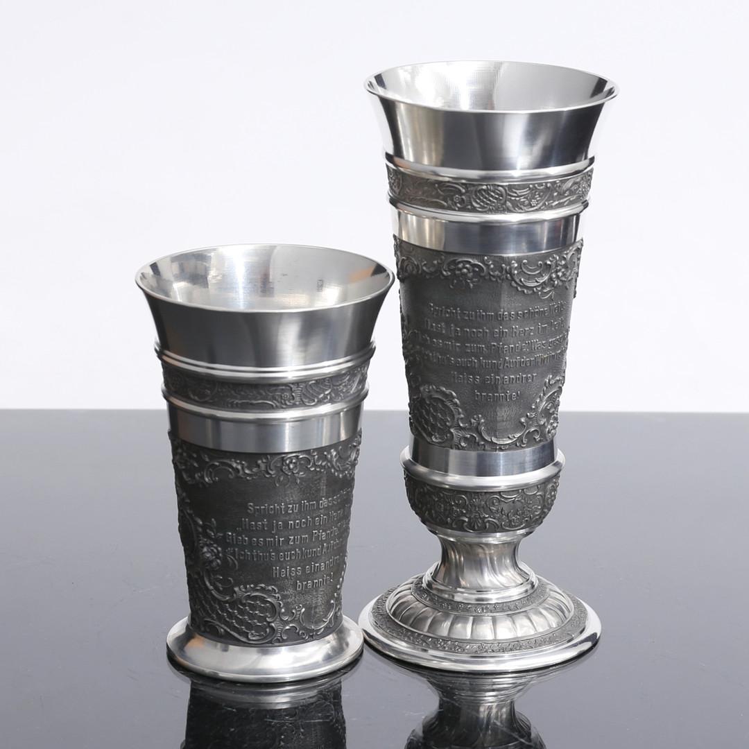 Juego antiguo de cinco tazas decorativas de estaño alemán Defregger Beer Stein Alemán en venta