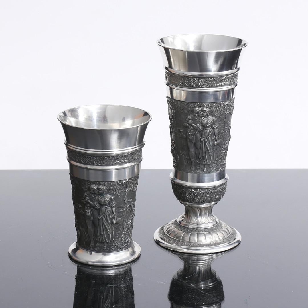 Juego antiguo de cinco tazas decorativas de estaño alemán Defregger Beer Stein Tallado en venta