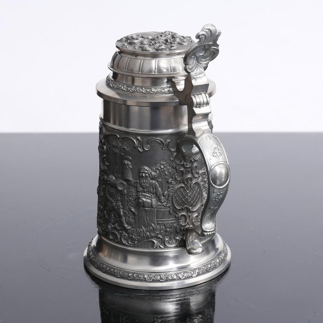Juego antiguo de cinco tazas decorativas de estaño alemán Defregger Beer Stein en Excelente estado para la venta en Wembley, GB