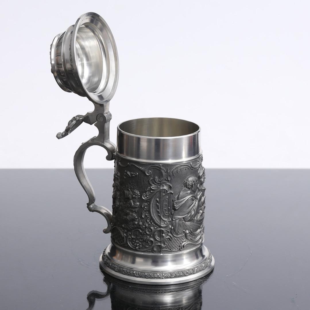Juego antiguo de cinco tazas decorativas de estaño alemán Defregger Beer Stein mediados del siglo XX en venta