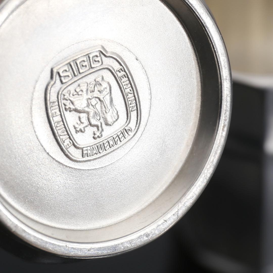 Juego antiguo de cinco tazas decorativas de estaño alemán Defregger Beer Stein Chapado en oro en venta