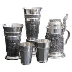 Juego antiguo de cinco tazas decorativas de estaño alemán Defregger Beer Stein