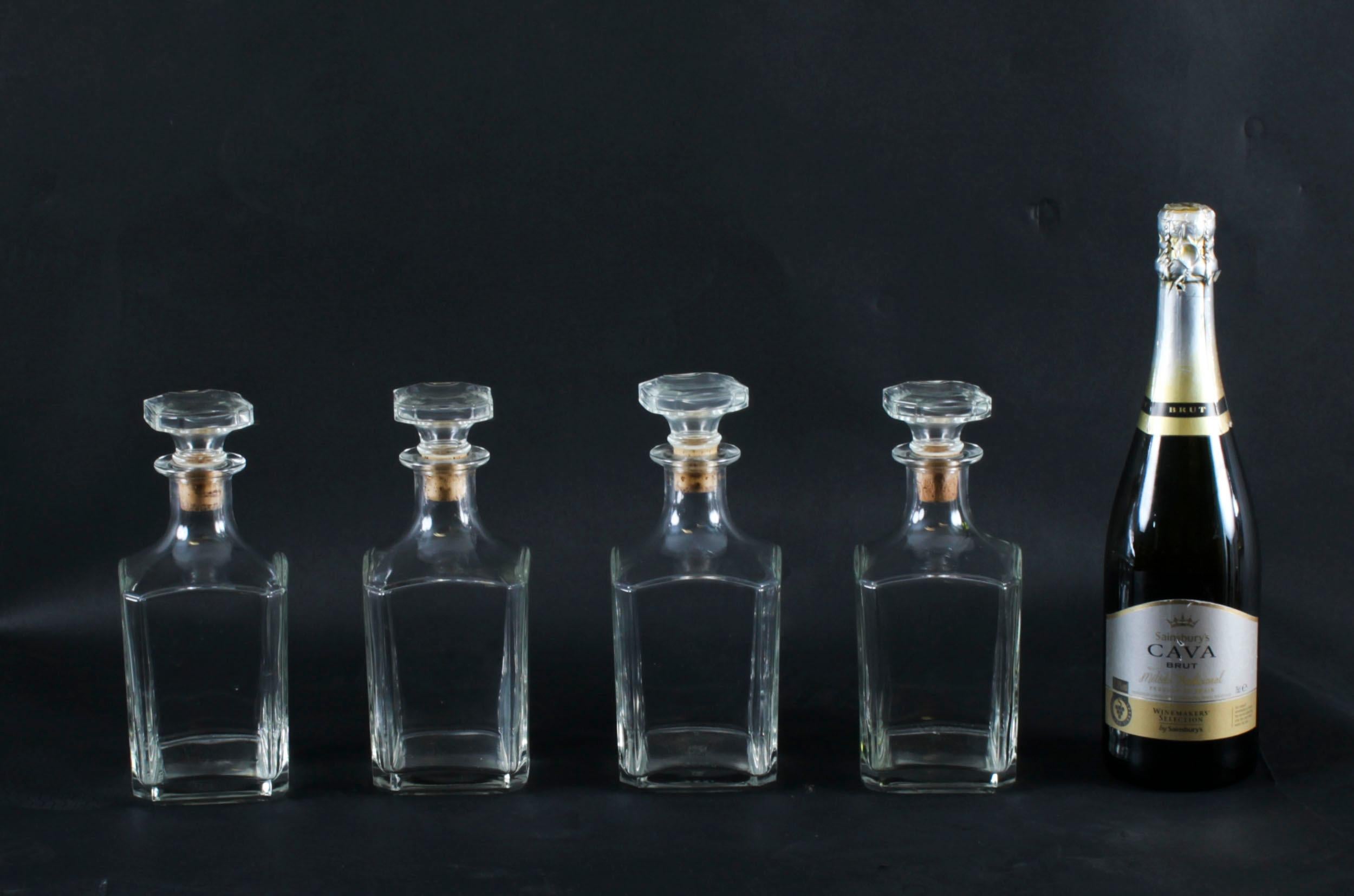 Ensemble ancien de quatre carafes en cristal du début du 20e siècle en vente 5