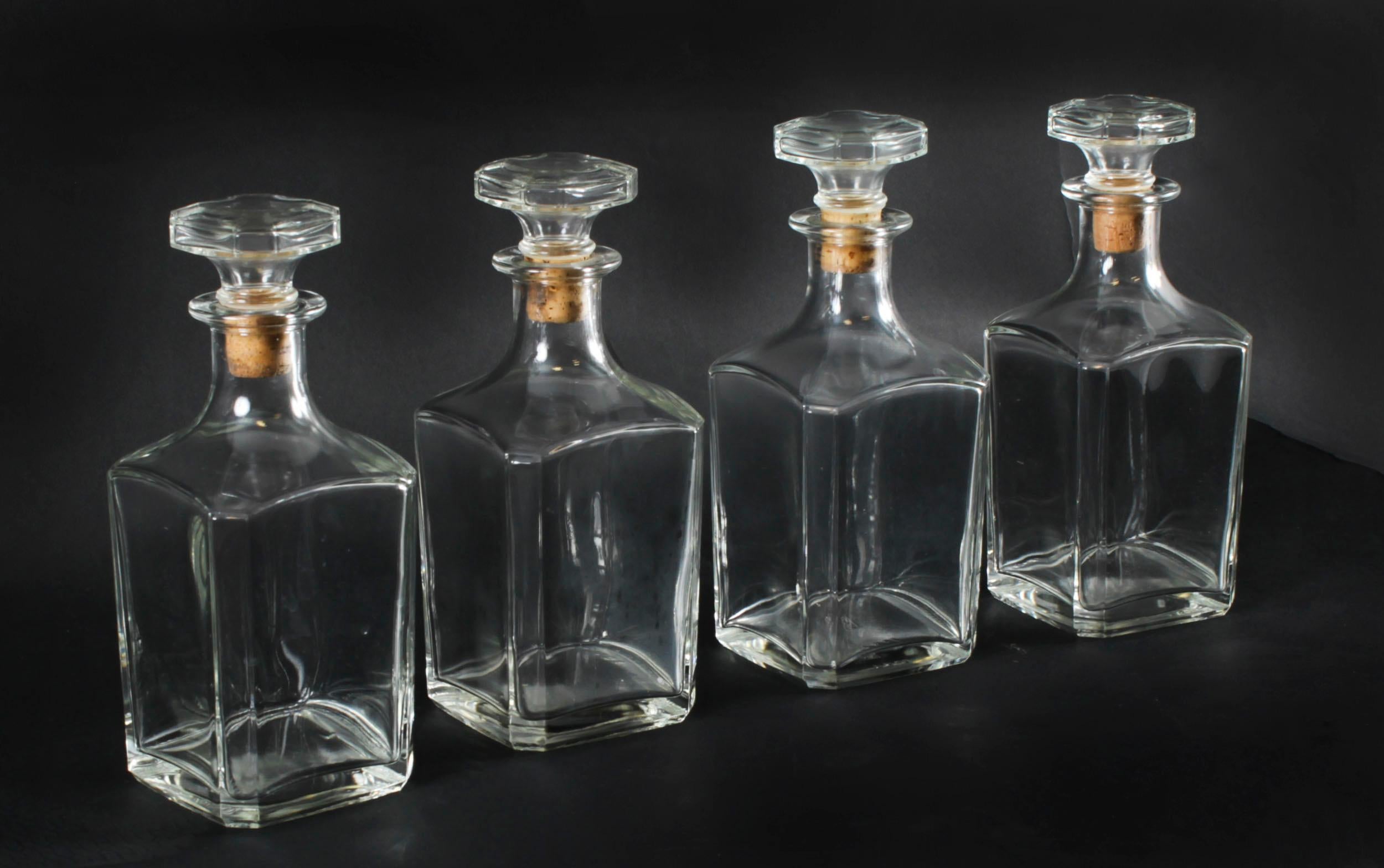 Voici un superbe ensemble de quatre carafes anciennes datant d'environ 1920.
 
Le cristal moulé de forme carrée  des carafes à bouchon façonné.

Il s'agit d'une pièce décorative qui est également très pratique.  font un beau cadeau.

Condit :
En