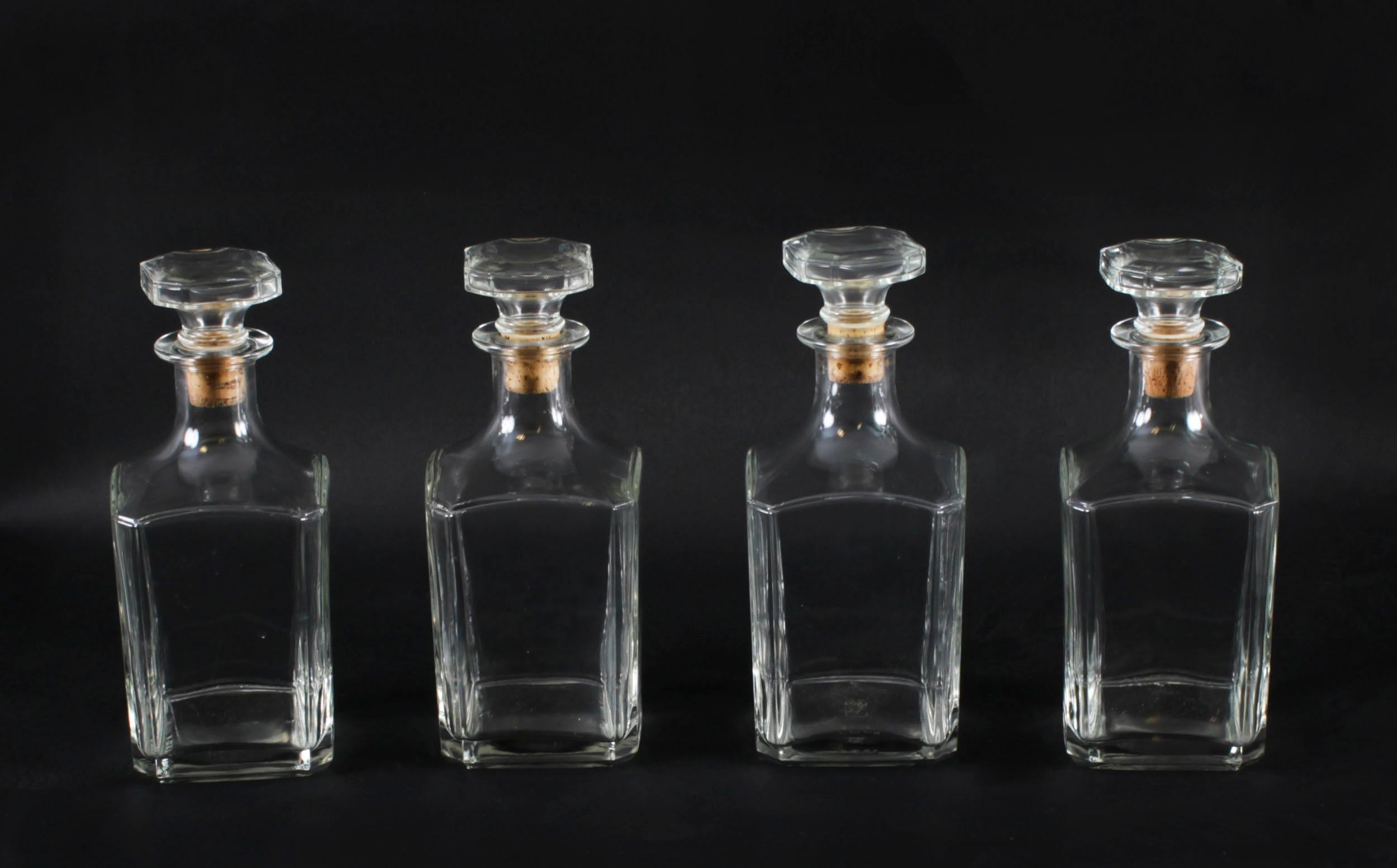 Ensemble ancien de quatre carafes en cristal du début du 20e siècle Bon état - En vente à London, GB
