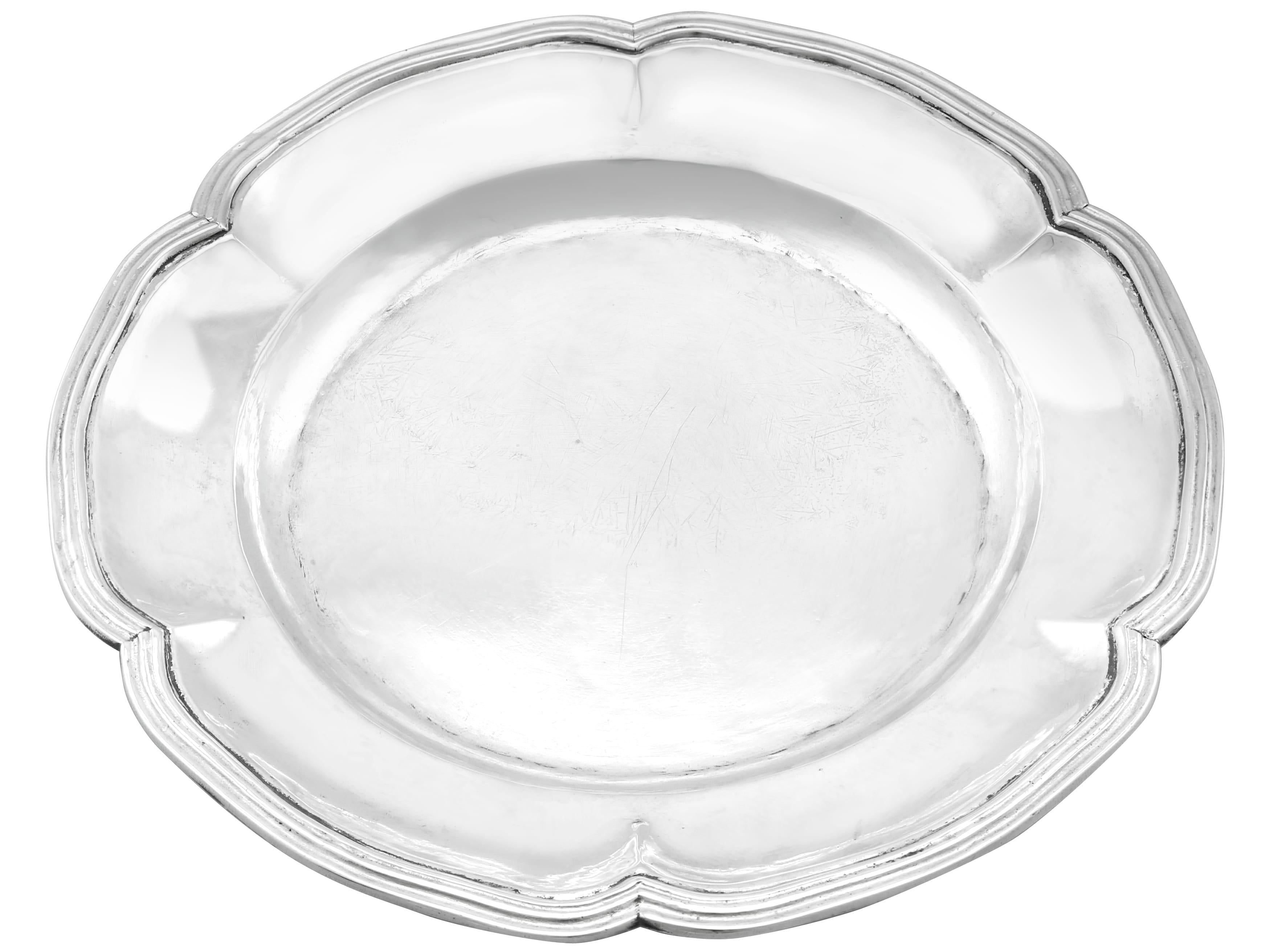 Antique Set of Four Spanish Silver Dinner Plates (1784) In Excellent Condition For Sale In Jesmond, Newcastle Upon Tyne