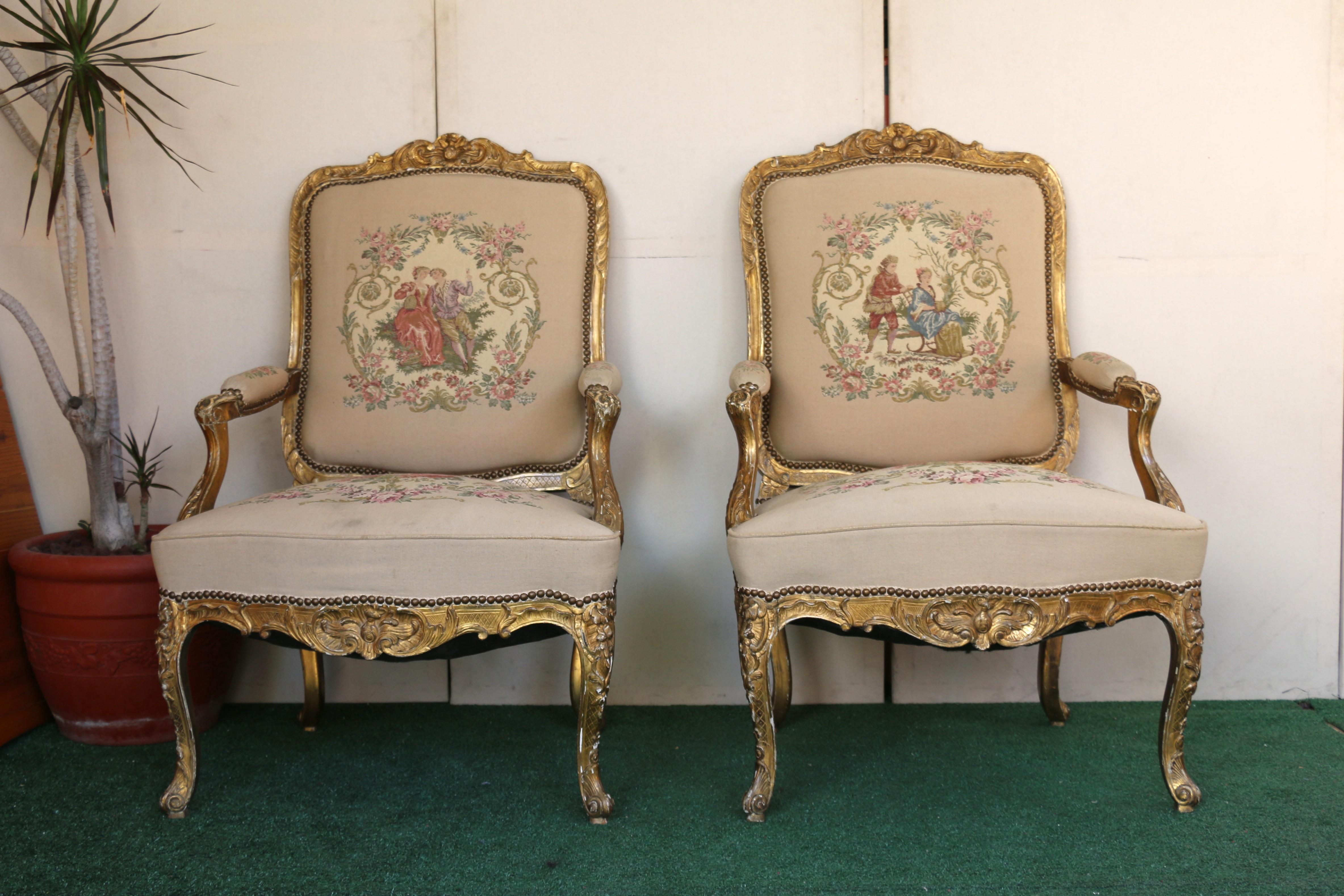 Antique Ensemble de chaises à accoudoirs en bois sculpté doré de tapisserie française Chaises et canapé en vente 4