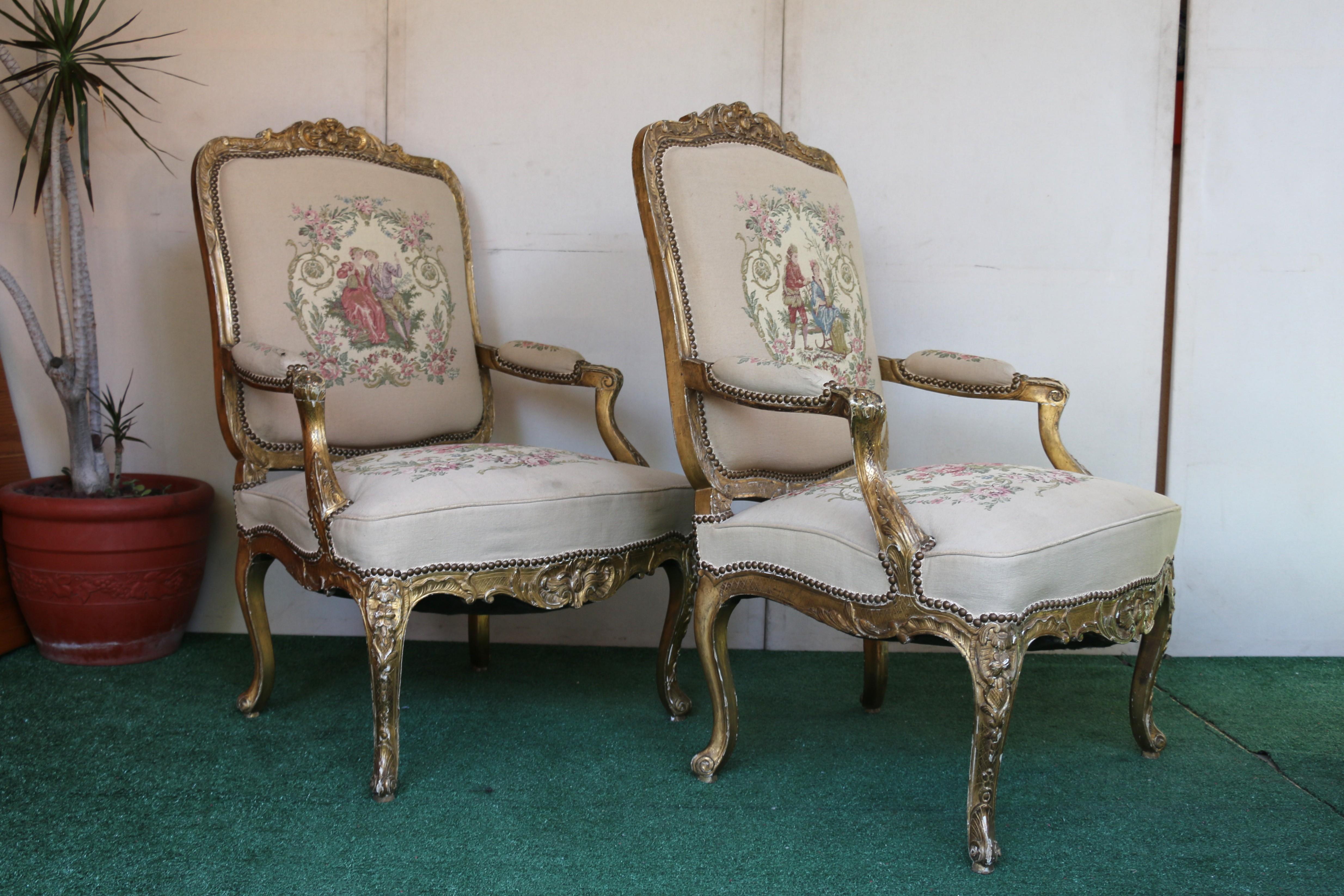 Antique Ensemble de chaises à accoudoirs en bois sculpté doré de tapisserie française Chaises et canapé en vente 6