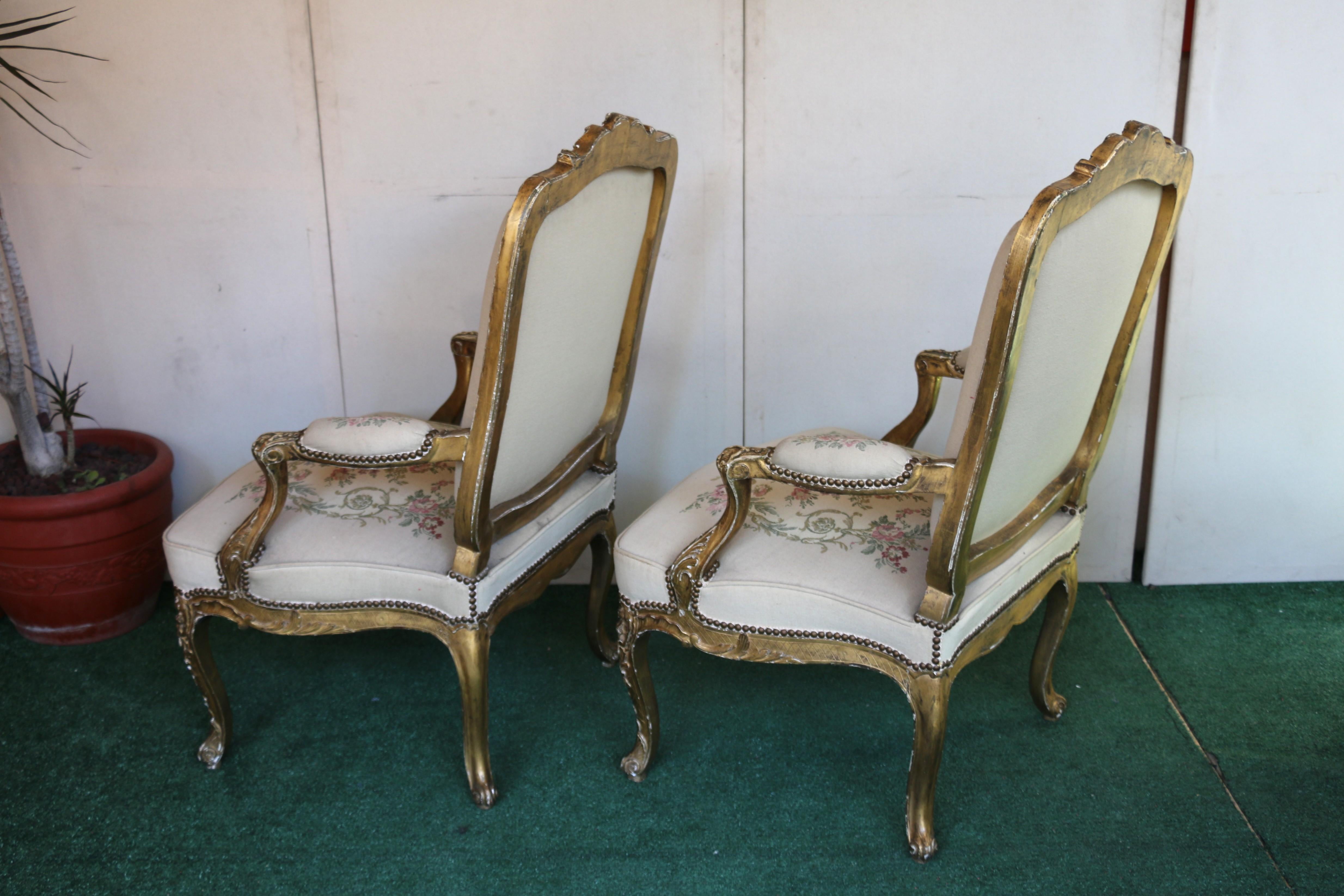 Antique Ensemble de chaises à accoudoirs en bois sculpté doré de tapisserie française Chaises et canapé en vente 7