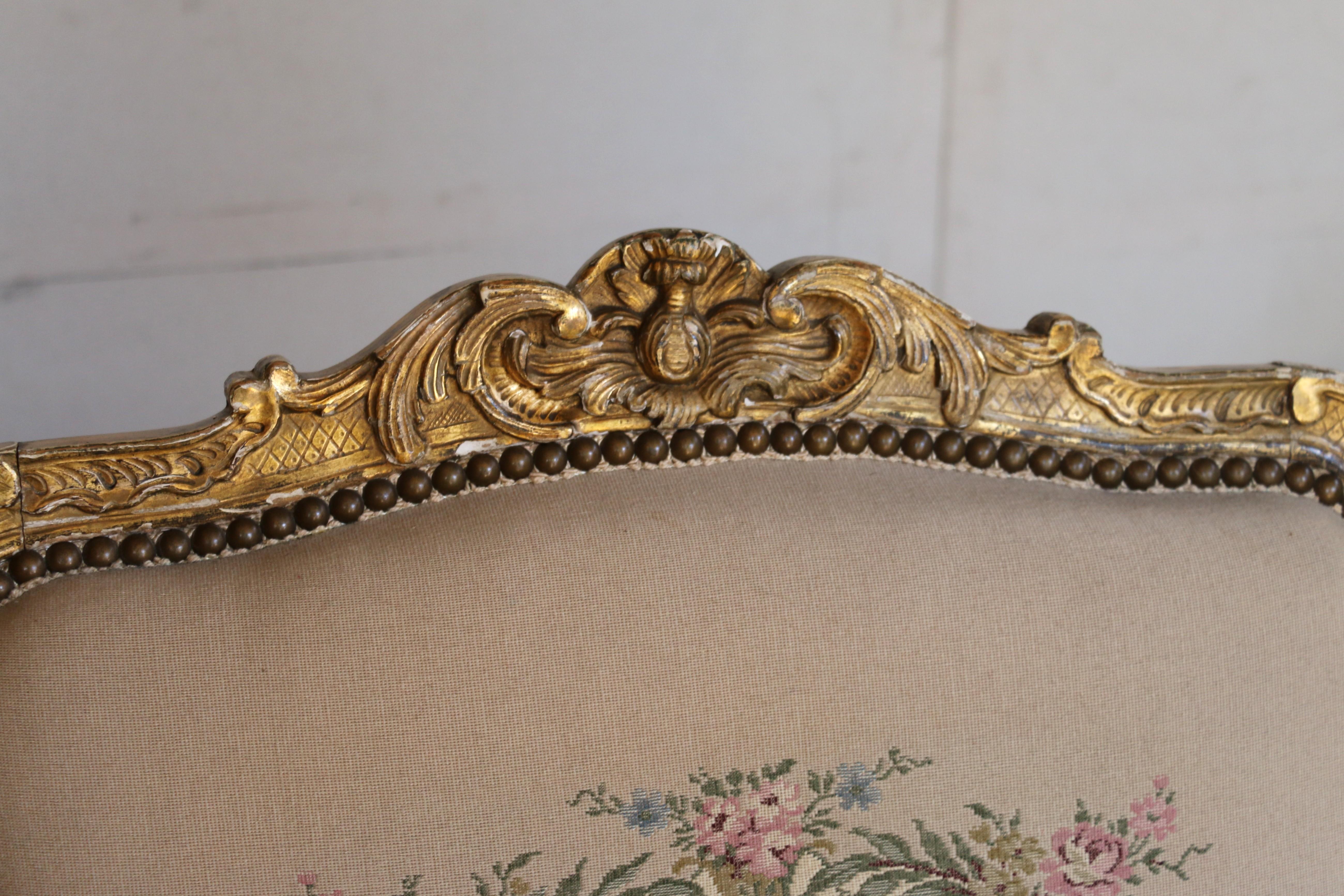 Antique Ensemble de chaises à accoudoirs en bois sculpté doré de tapisserie française Chaises et canapé en vente 10