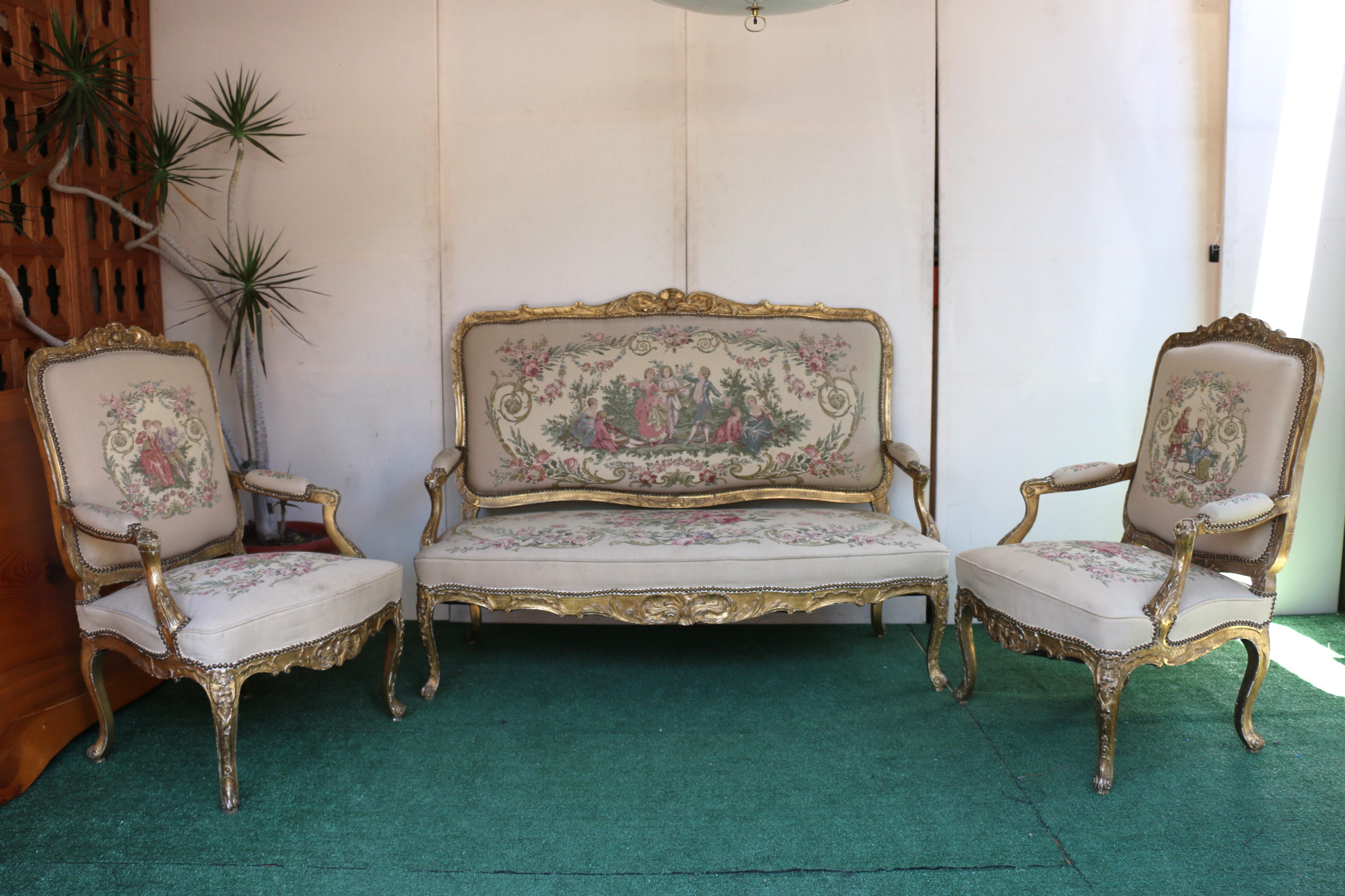 Antique Ensemble de chaises à accoudoirs en bois sculpté doré de tapisserie française Chaises et canapé en vente 11