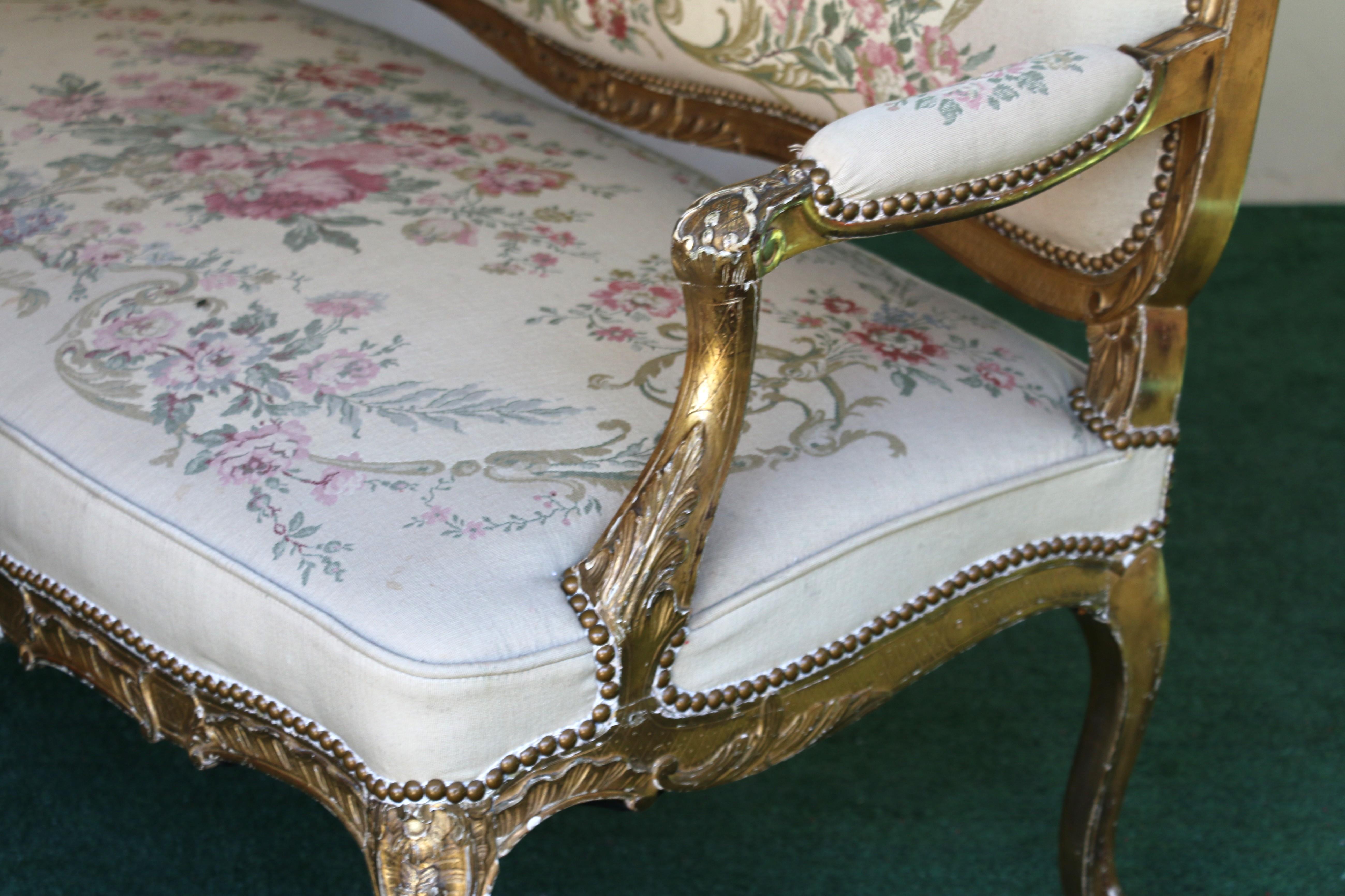 Antique Ensemble de chaises à accoudoirs en bois sculpté doré de tapisserie française Chaises et canapé en vente 2