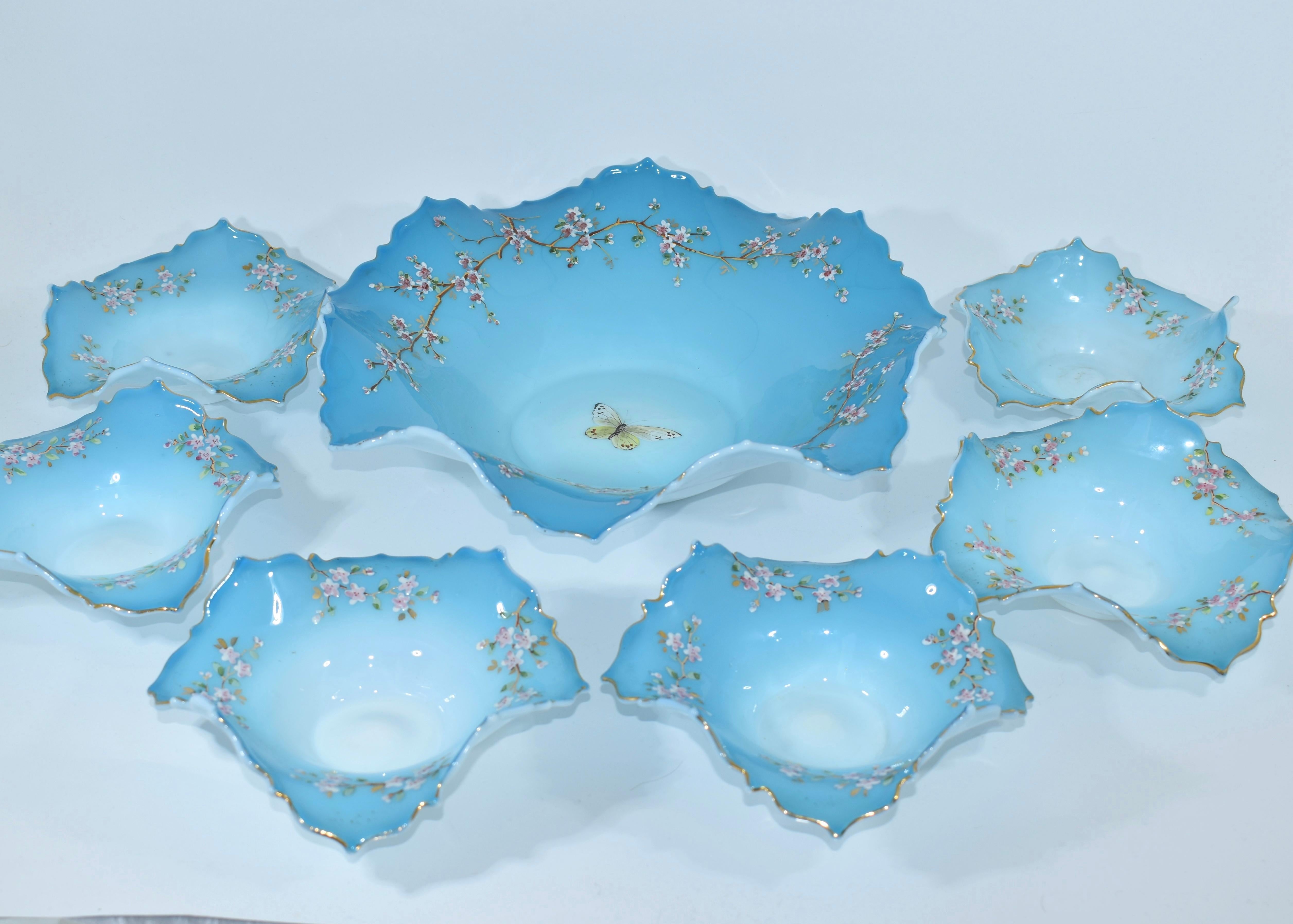 Émaillé Ensemble d'assiettes françaises anciennes en verre opalin turquoise, 19ème siècle en vente