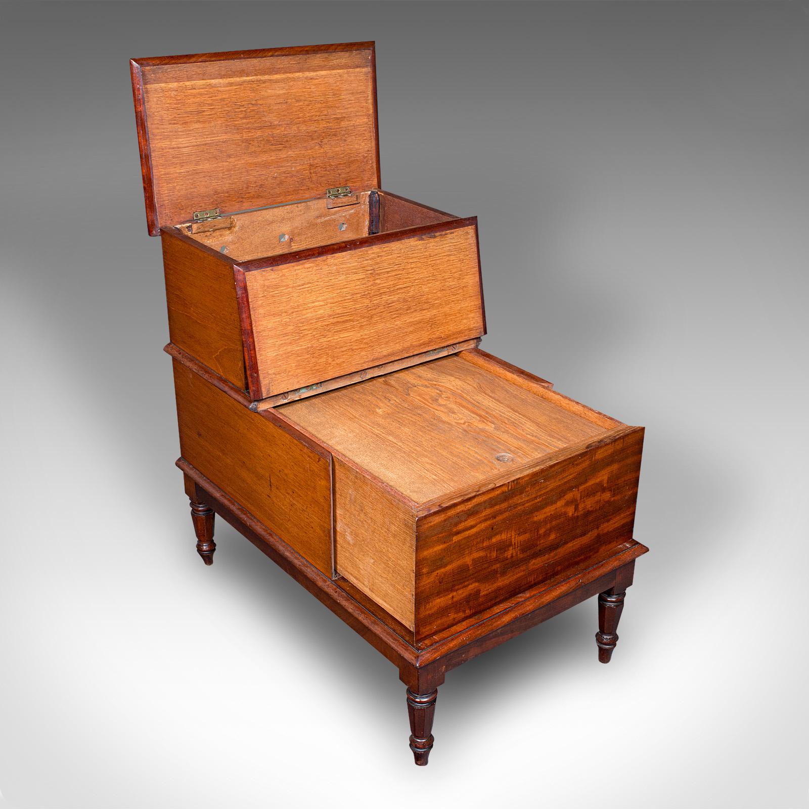 Il s'agit d'un ensemble ancien de marches de bibliothèque. Un meuble de rangement anglais en noyer et en chêne, datant de la période Regency, vers 1820.

Fascinant escalier de bibliothèque ou de cuisine de maison de campagne avec rangement