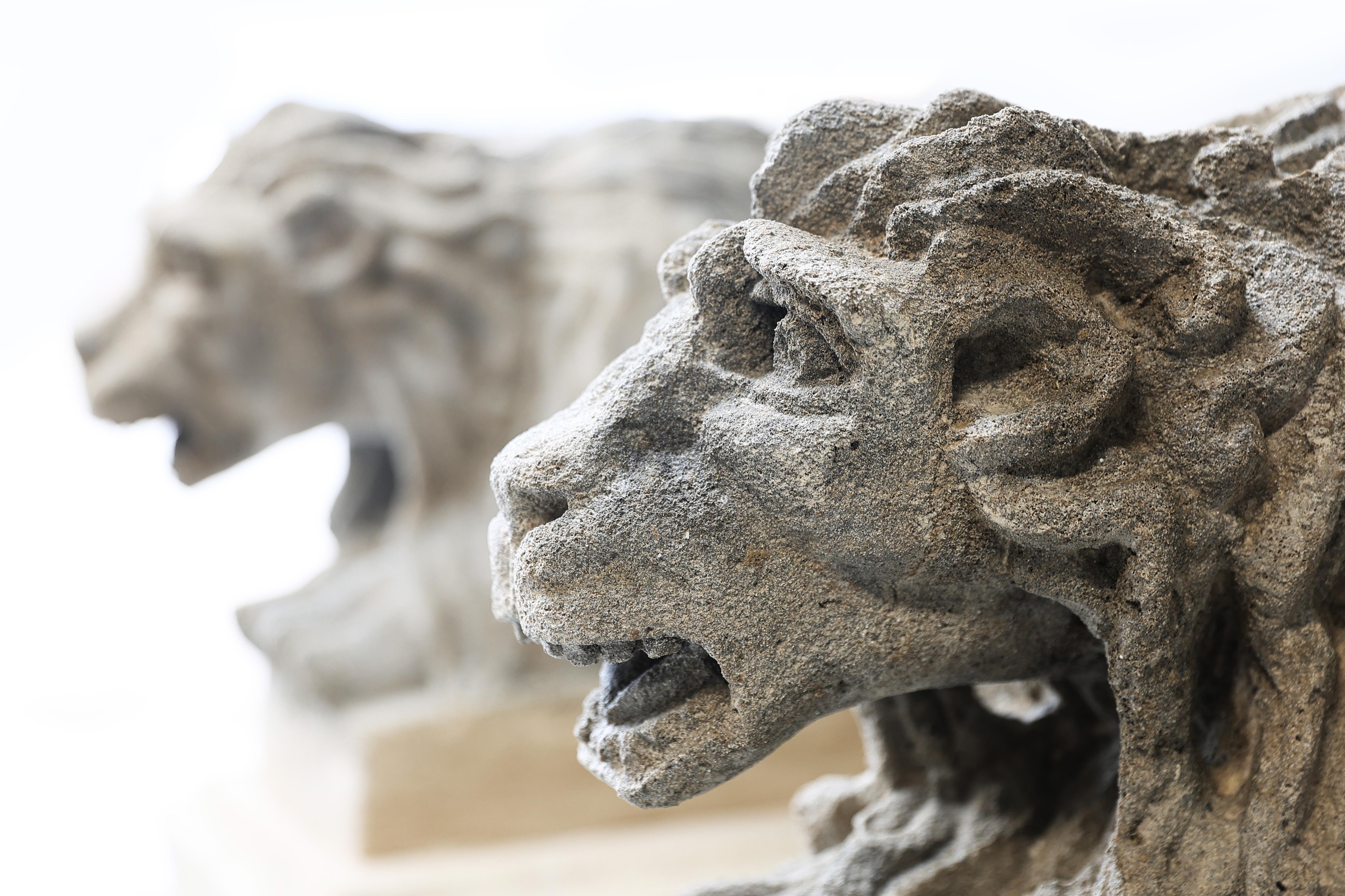 Set of Lions on a Pedestal of French Limestone In Good Condition For Sale In Made, NL