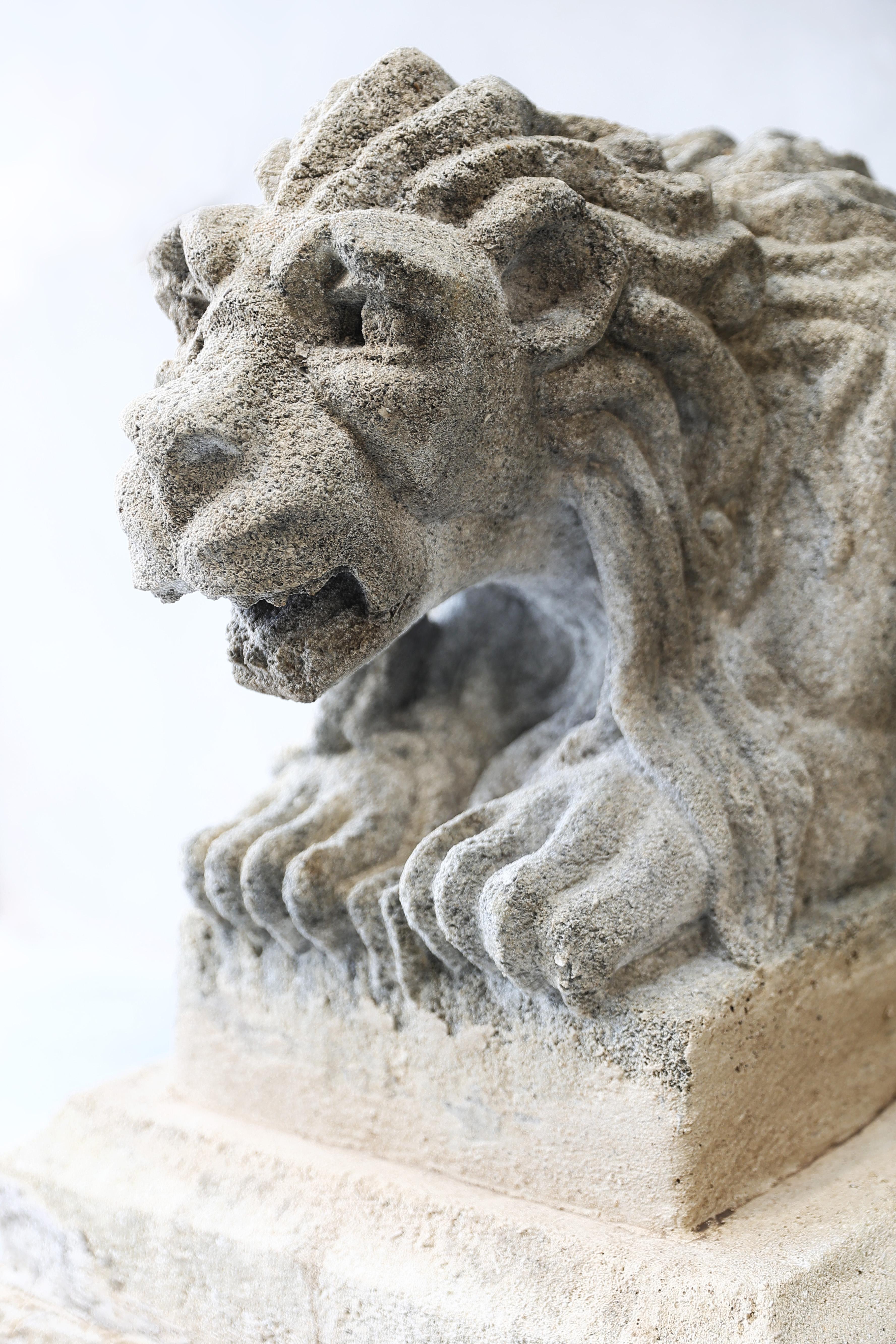 20th Century Set of Lions on a Pedestal of French Limestone For Sale