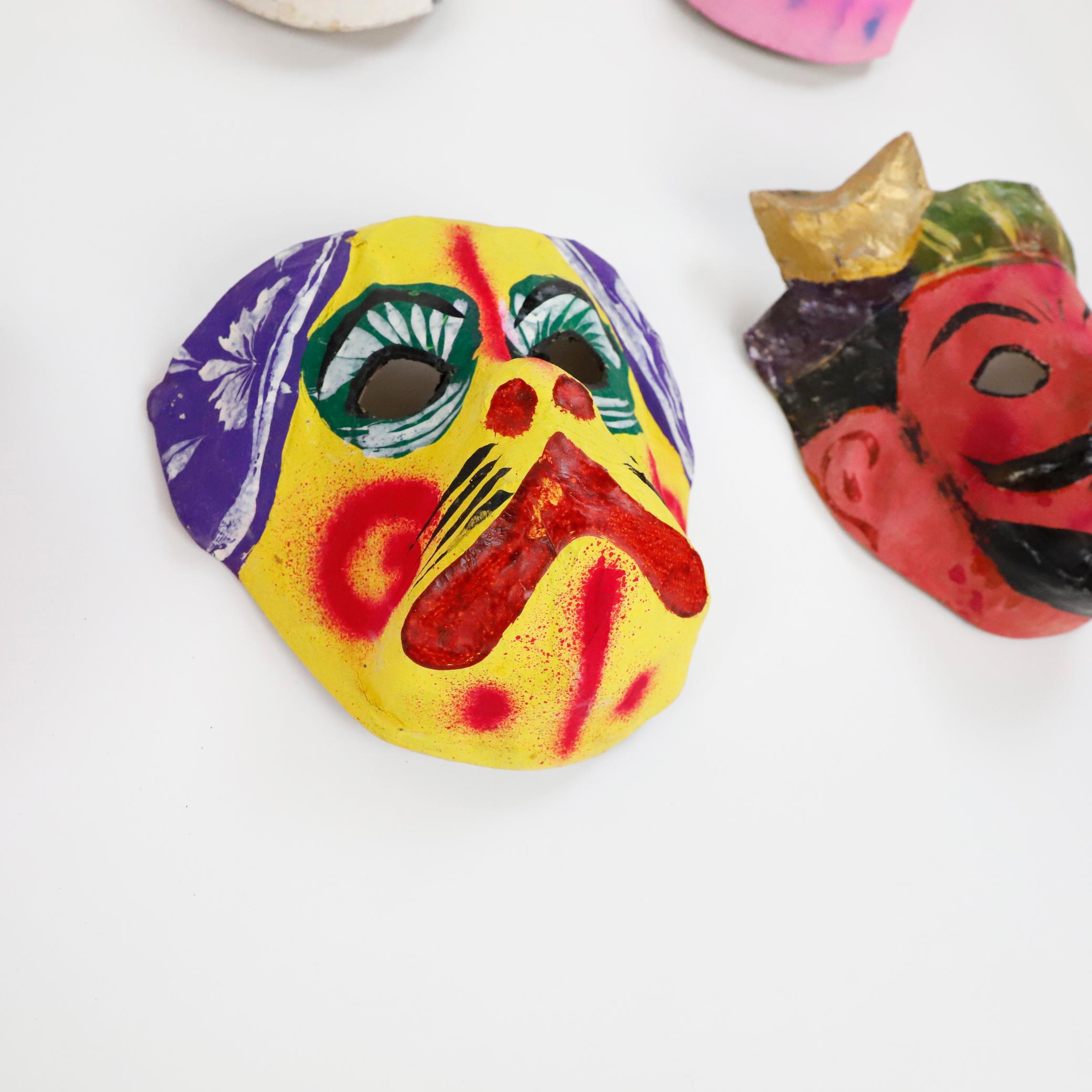 Um 1960. Wir bieten dieses antike Set von 8 mexikanischen Pappmaché-Masken an, die zu 100% handgefertigt und mit Anilin (natürlichen Pigmenten) bemalt sind.