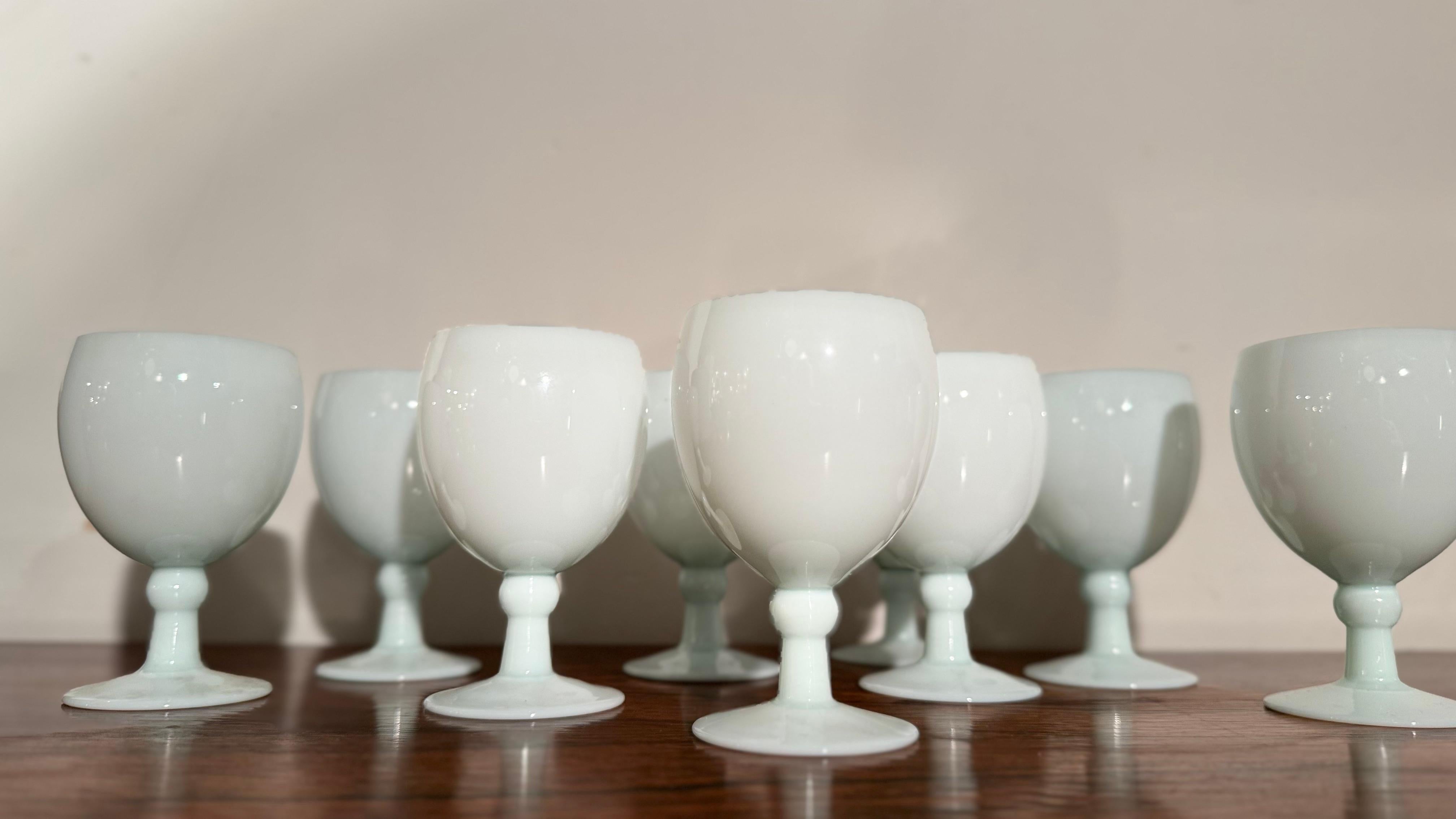 Antiker Satz von neun Opal-Weingläsern, handgefertigt in Frankreich, Portieux Vallerys im Angebot 2