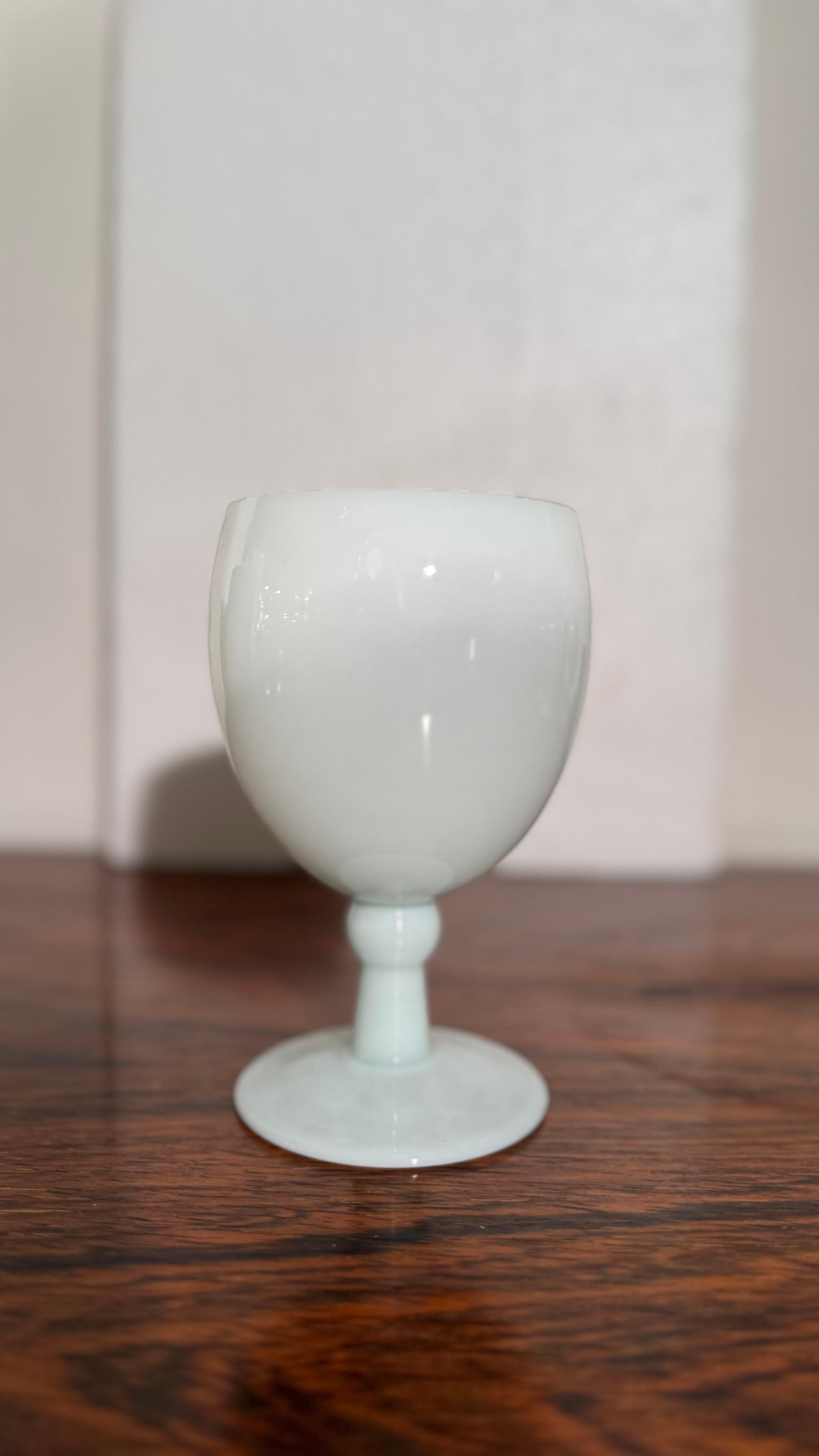 Antiker Satz von neun Opal-Weingläsern, handgefertigt in Frankreich, Portieux Vallerys im Angebot 3