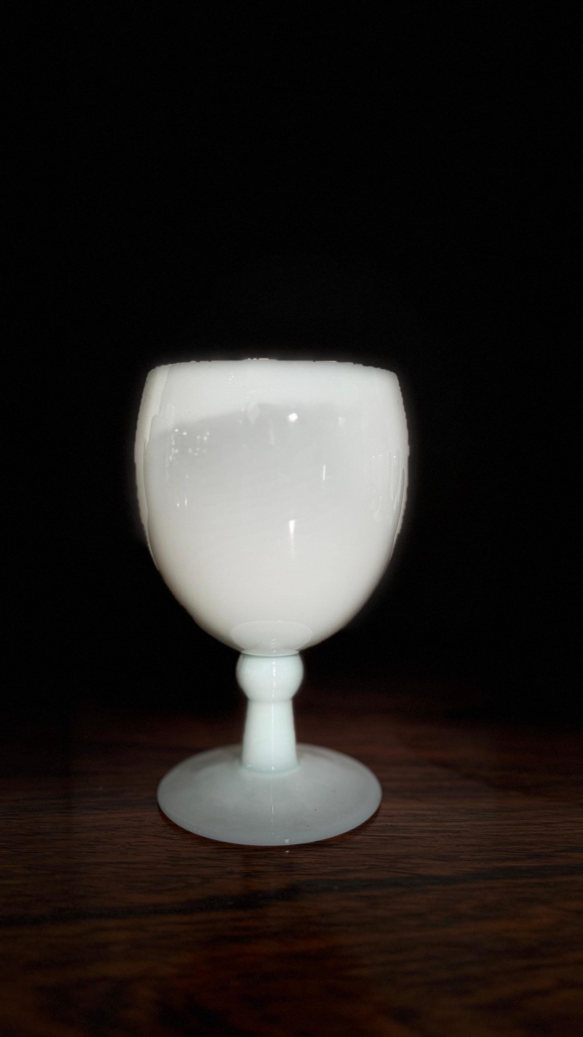 Antiker Satz von neun Opal-Weingläsern, handgefertigt in Frankreich, Portieux Vallerys im Angebot 4