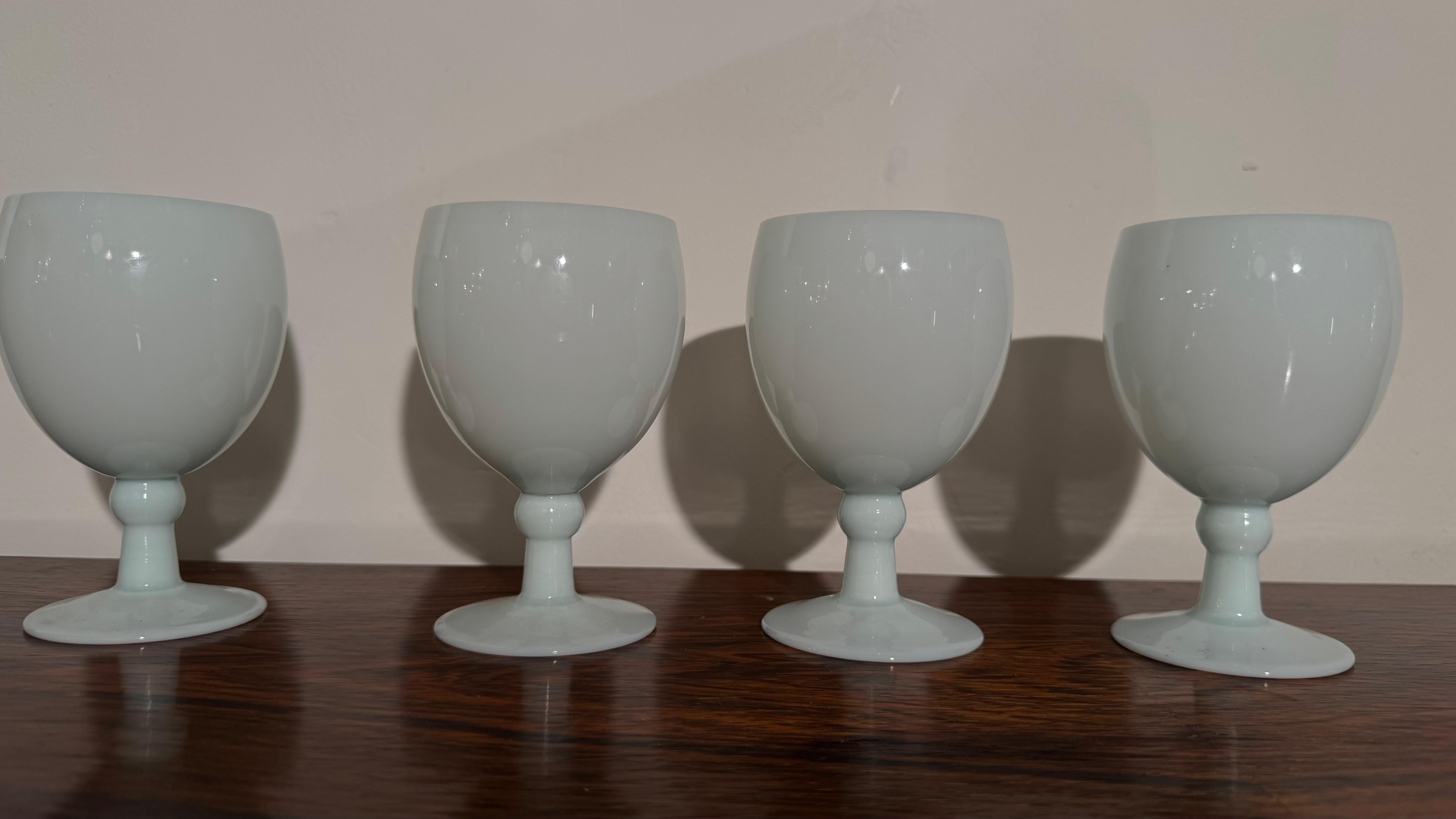 Antiker Satz von neun Opal-Weingläsern, handgefertigt in Frankreich, Portieux Vallerys im Angebot 6