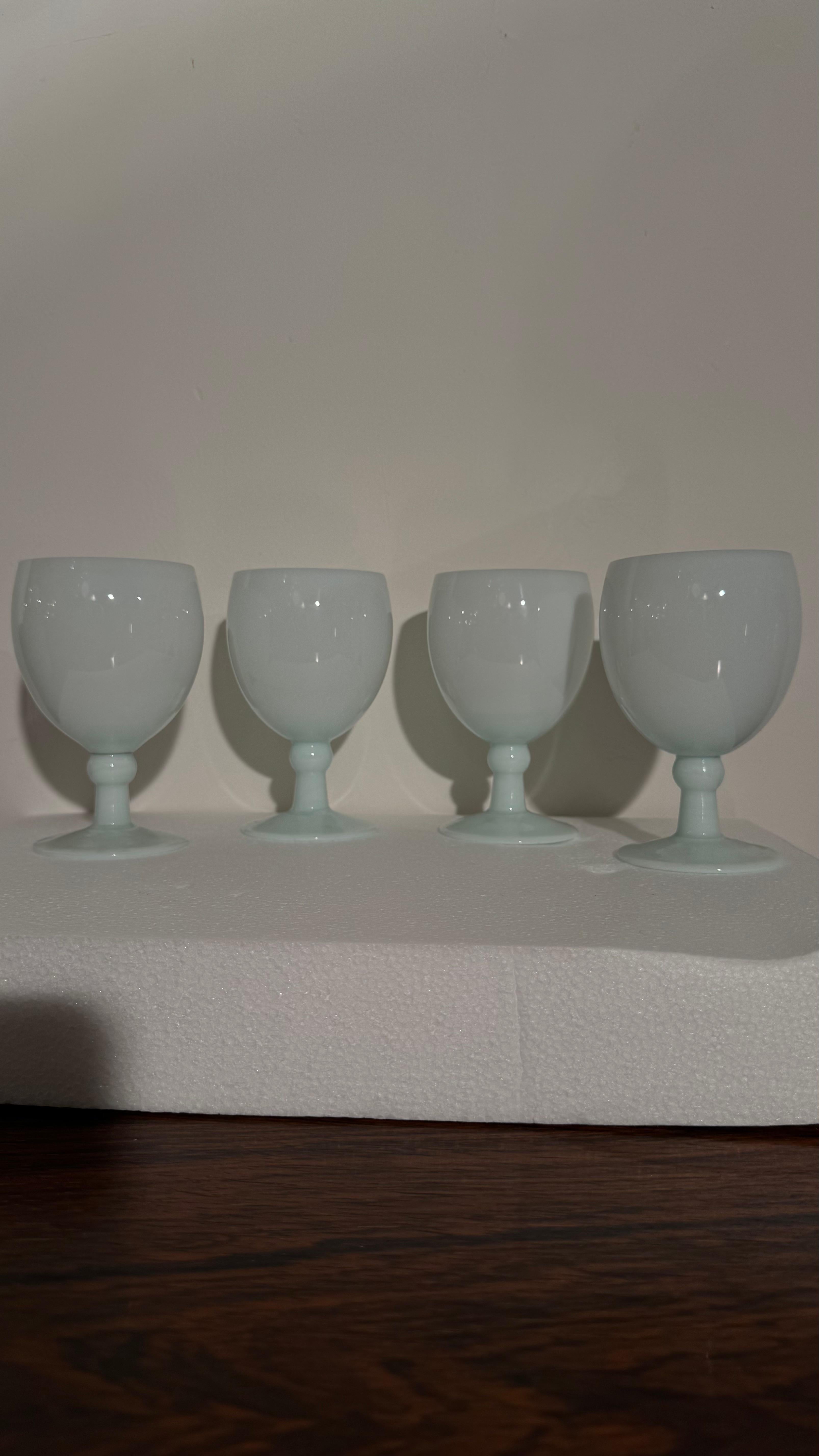 Antiker Satz von neun Opal-Weingläsern, handgefertigt in Frankreich, Portieux Vallerys im Angebot 7