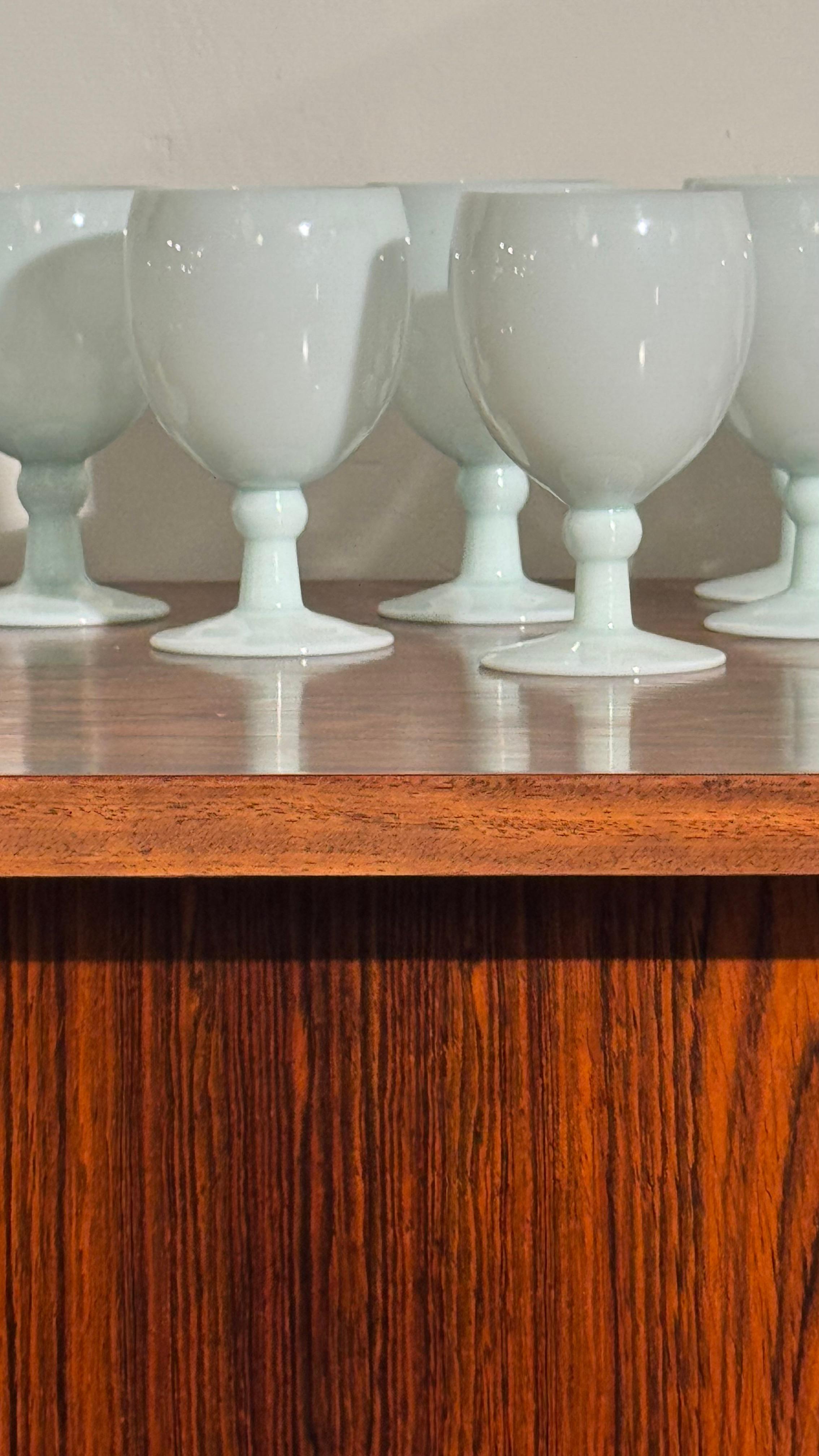 Antik Satz von 9 Vallerysthal Opal Weingläser, auch bekannt als Portieux Vallerysthal opaline, Gläser mit einem pontil Marke auf dem Boden, wo das Stück aus dem Stab abgebrochen wurde.
Das Set aus 9 Weingläsern ist eine Art von antiken oder