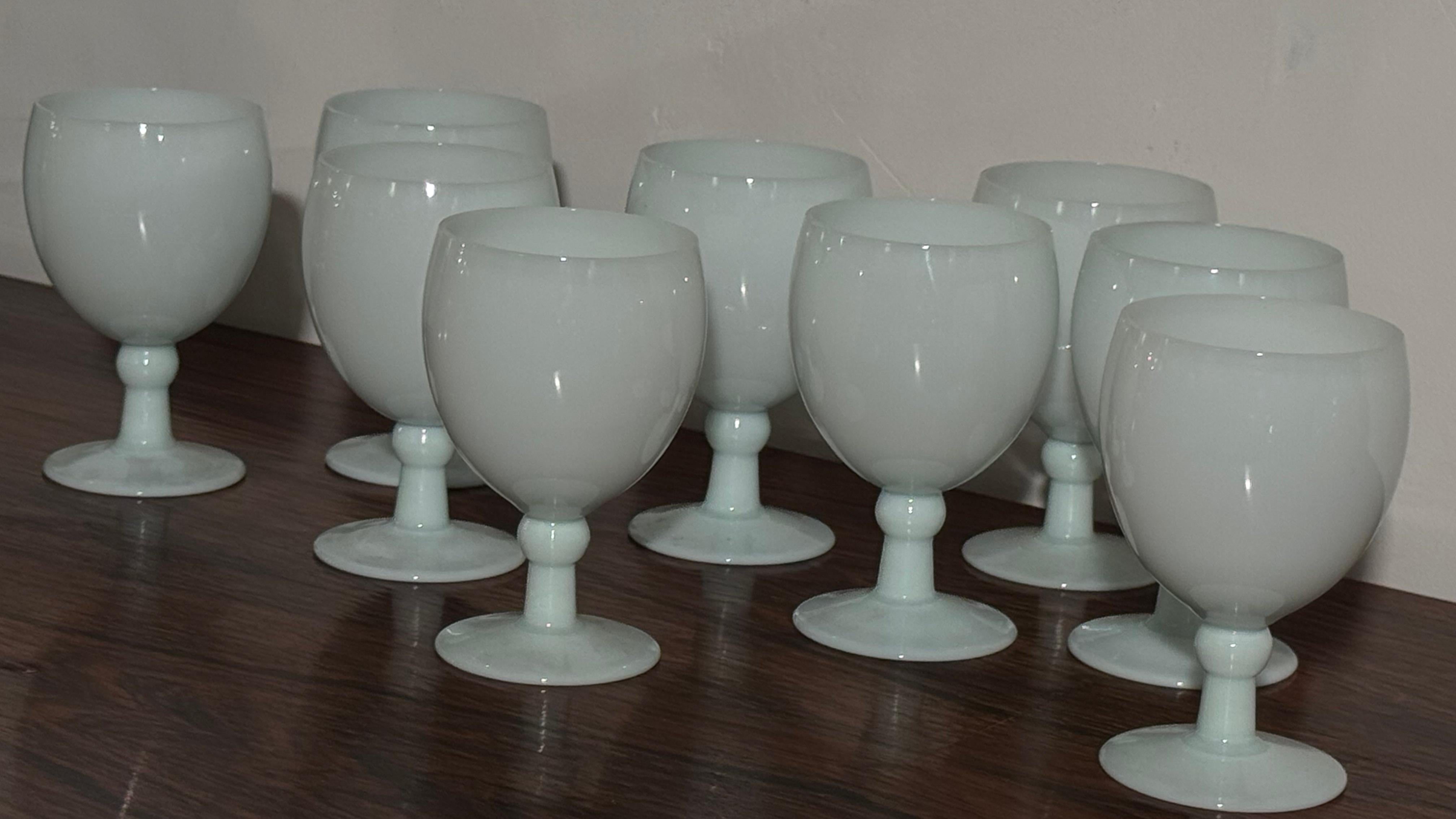 Antiker Satz von neun Opal-Weingläsern, handgefertigt in Frankreich, Portieux Vallerys (Art nouveau) im Angebot