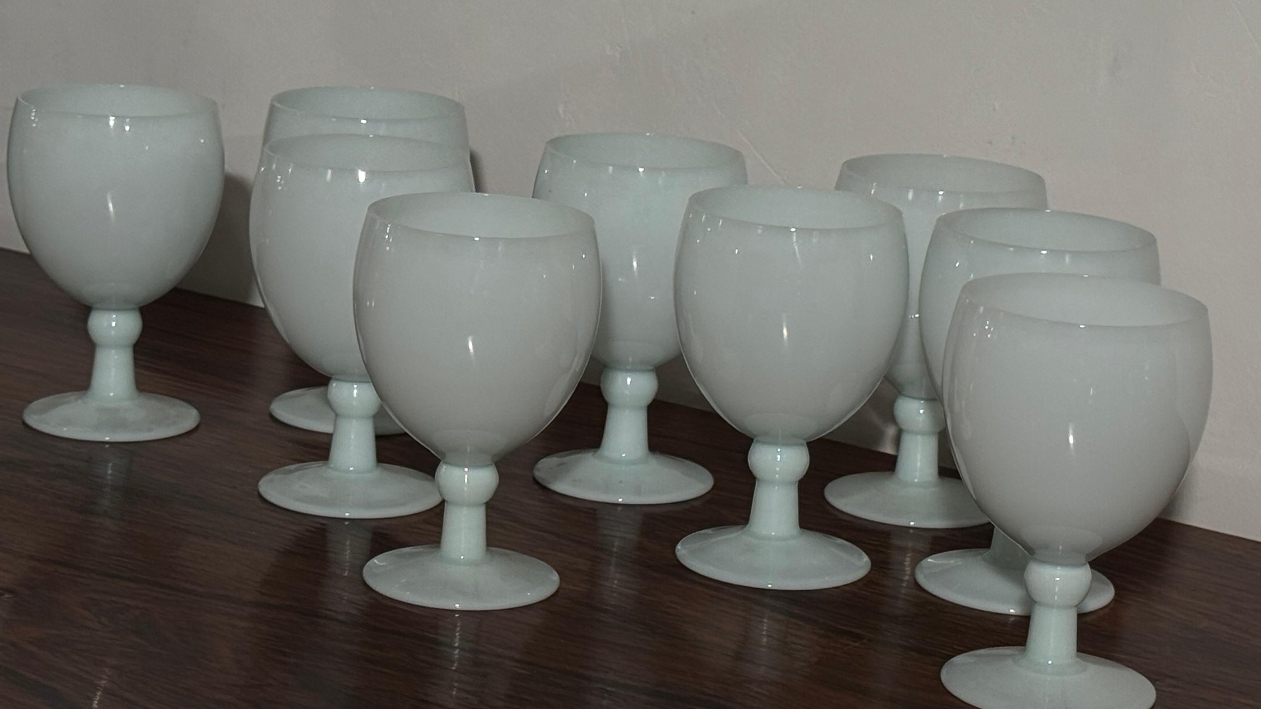Antiker Satz von neun Opal-Weingläsern, handgefertigt in Frankreich, Portieux Vallerys (Französisch) im Angebot